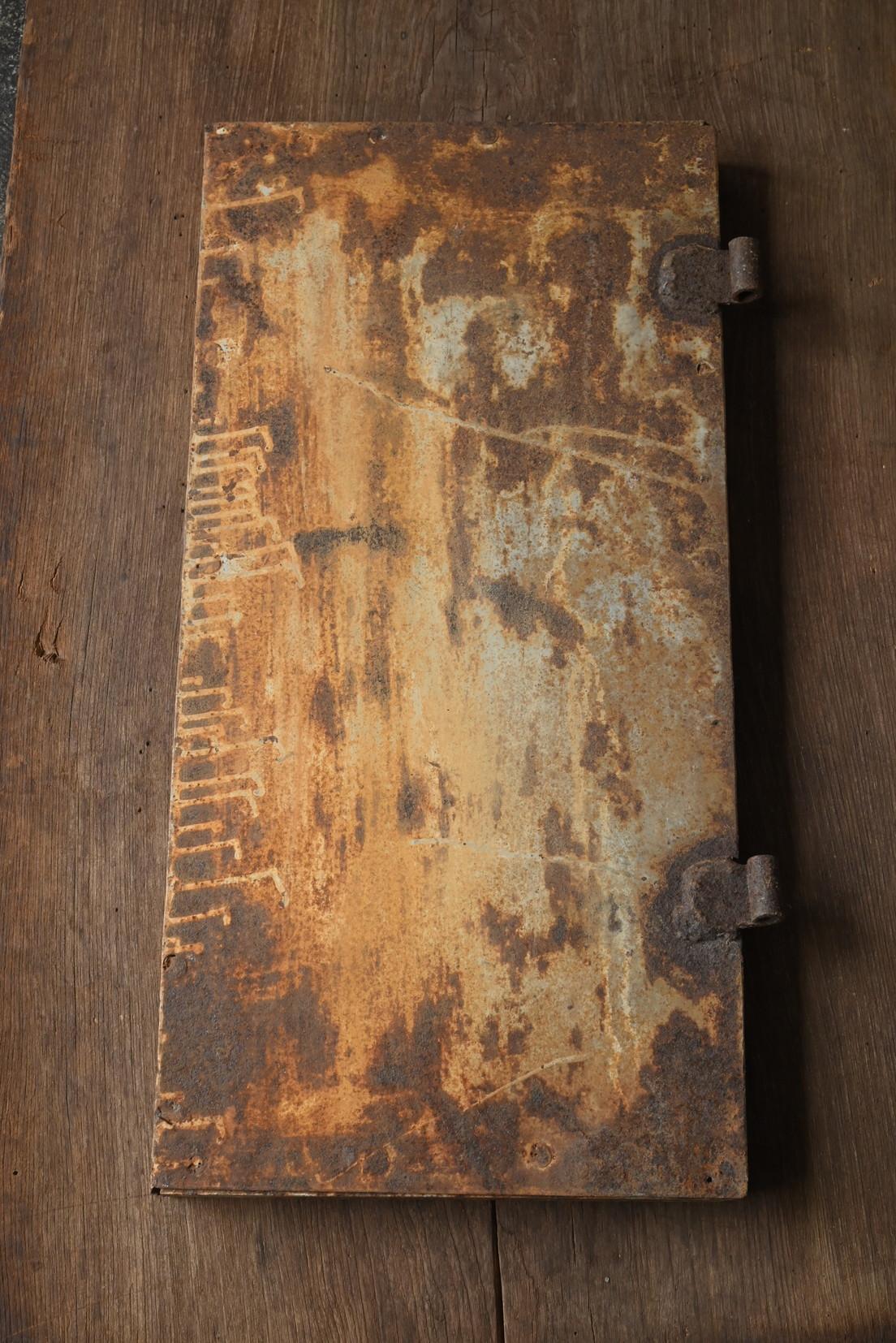 Old Japanese iron door / wall hanging object/Like an abstract painting For Sale 10
