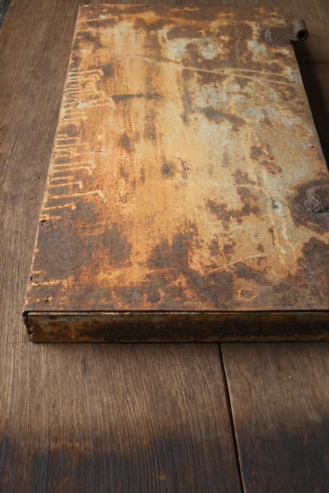 Old Japanese iron door / wall hanging object/Like an abstract painting For Sale 11