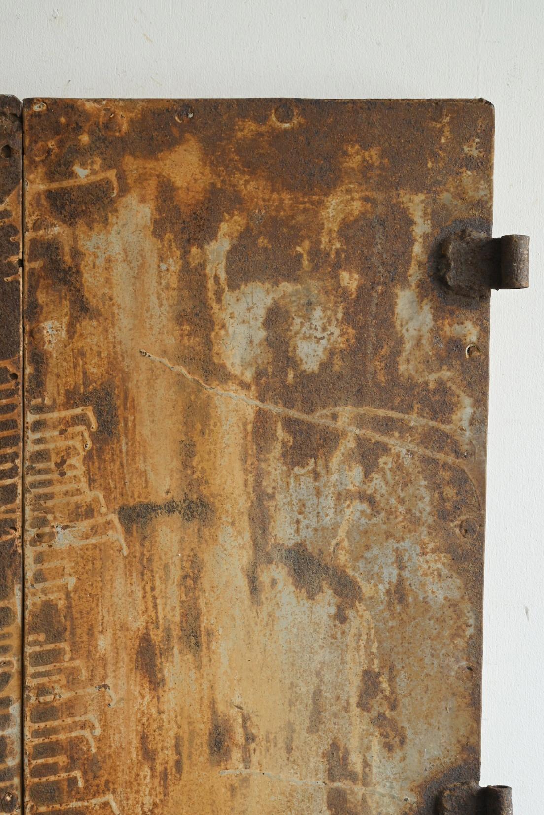 Old Japanese iron door / wall hanging object/Like an abstract painting In Good Condition For Sale In Sammu-shi, Chiba