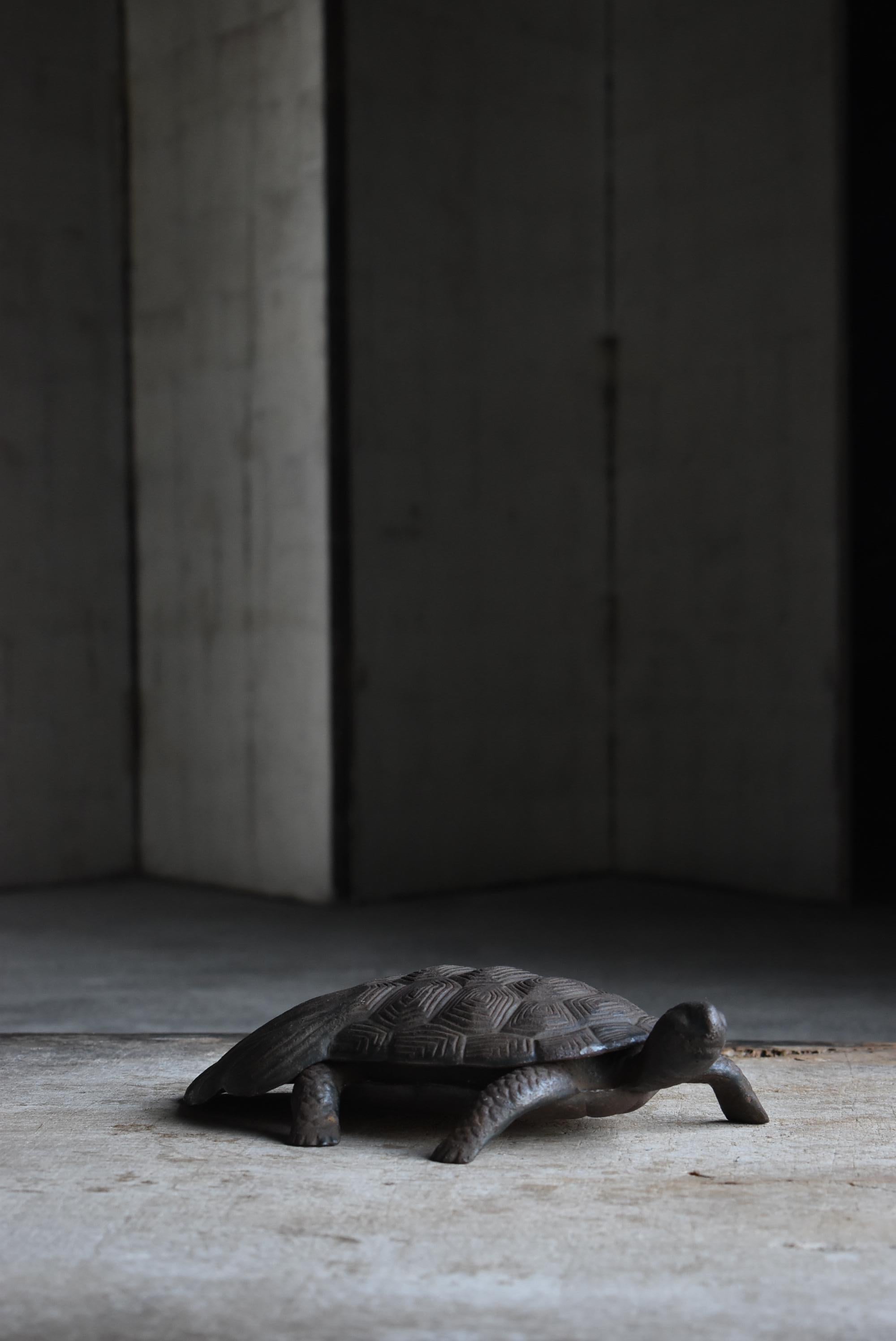 Se trata de una antigua tortuga de hierro japonesa.
Es del periodo Showa (1960-1980).
Se llama Tortuga Mino.

Las minotortugas son tortugas con algas adheridas, descritas en diversas obras literarias y artísticas desde la antigüedad.
Se refiere a