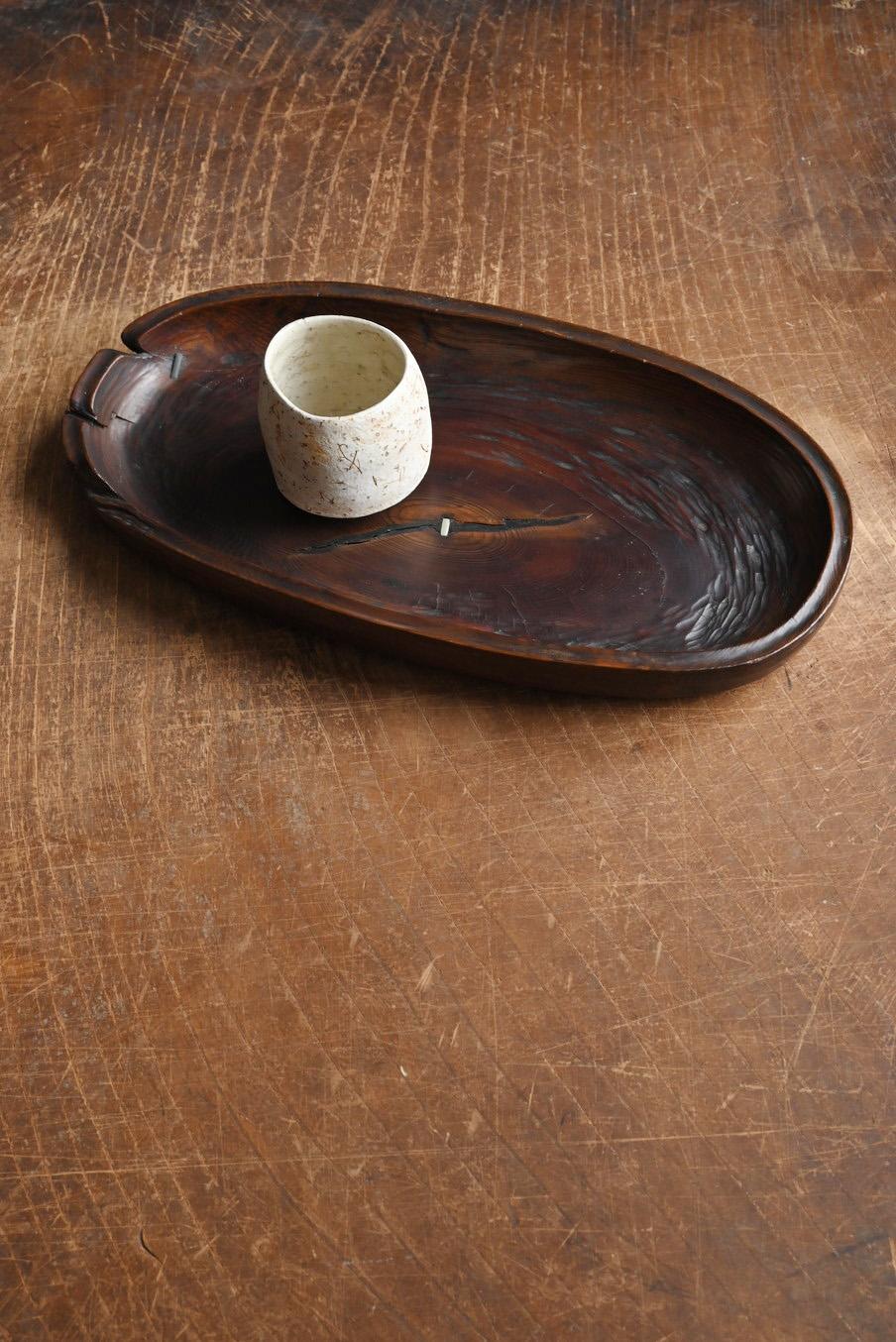 Se trata de una antigua bandeja de pino fabricada en Japón.
Japón tiene una larga historia de cultura del té, y bandejas como ésta se utilizaban para el té sencha y otras bebidas.
También se utilizan para servir té verde a los invitados.

La madera