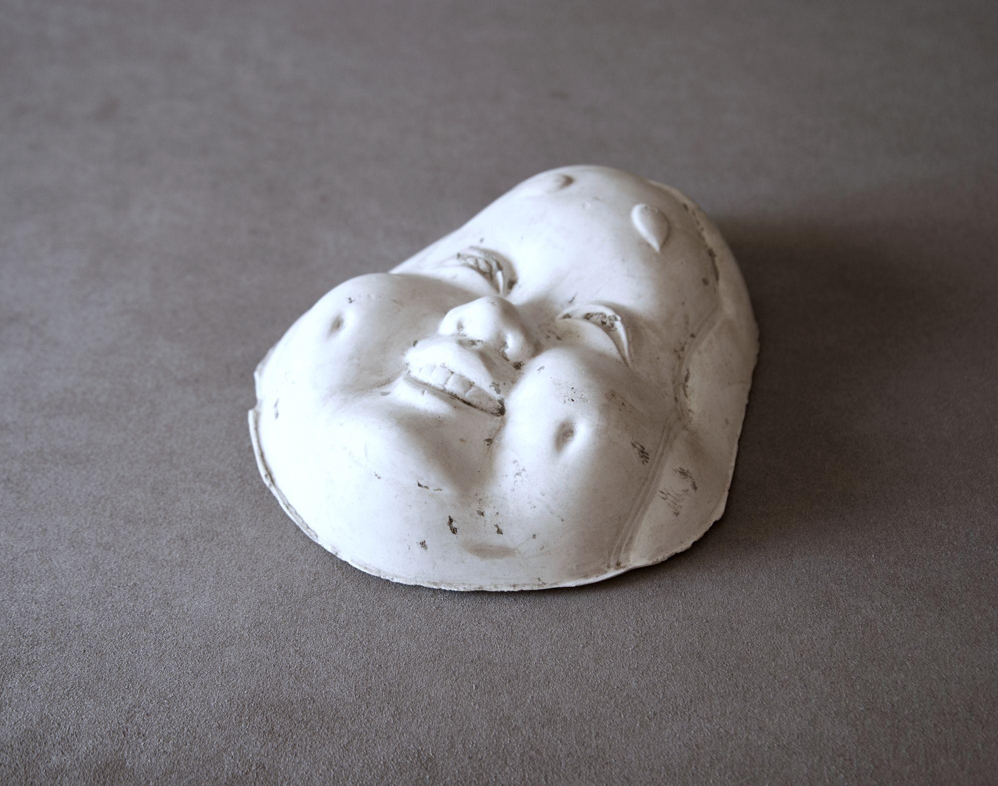Plaster mold for making *Okame mask, Showa period, 20th century, Japan, approx. 21 x 18 x 6cm (8.26 x 7.08 x 2.36in), in actually used condition as is. Not stands on its own. (Photo#1 is shotten with support from behind.)

*Okame (=Otafuku) – Iconic