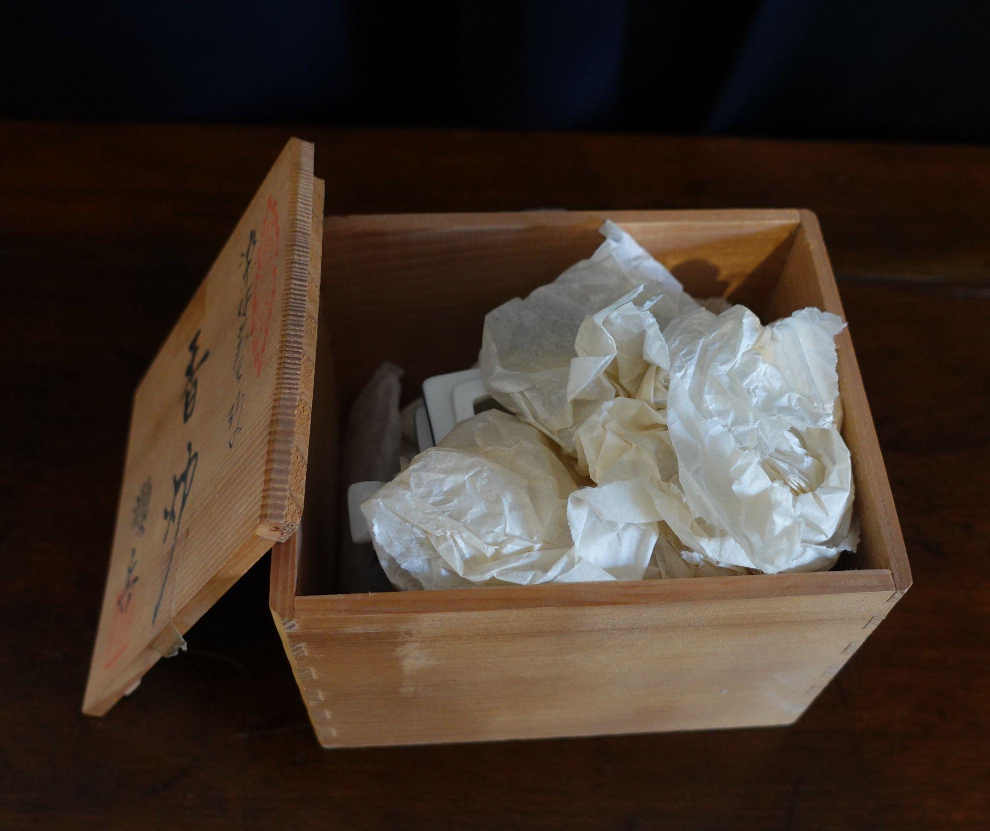 Old Japanese Porcelain Lidded Incense Burner in the Original Box For Sale 6