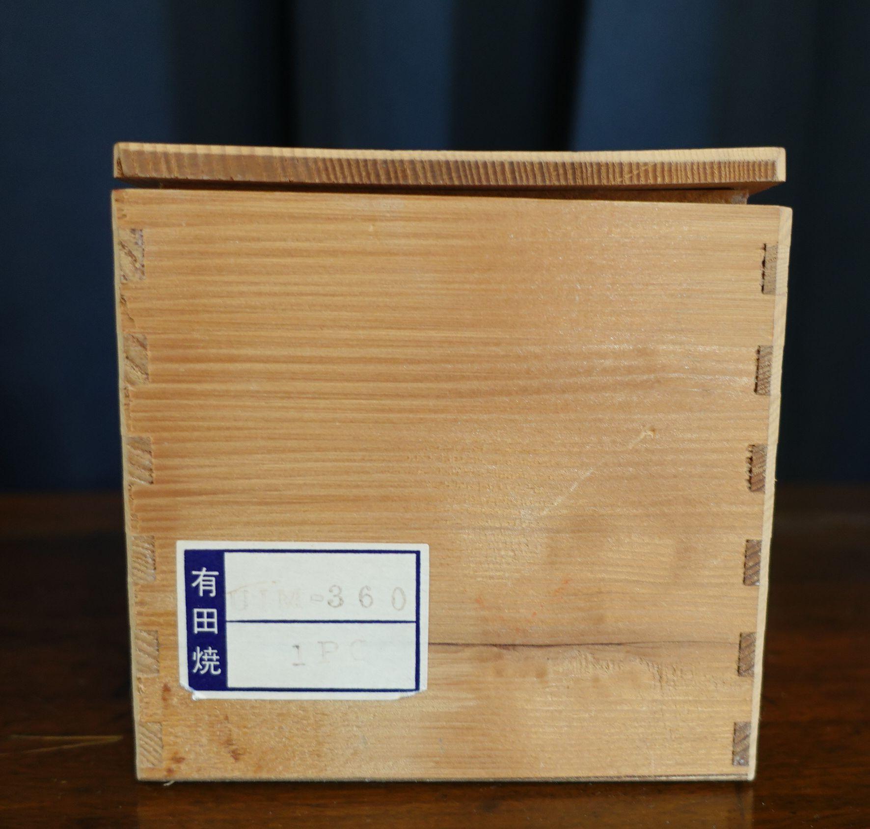 Old Japanese Porcelain Lidded Incense Burner in the Original Box For Sale 7