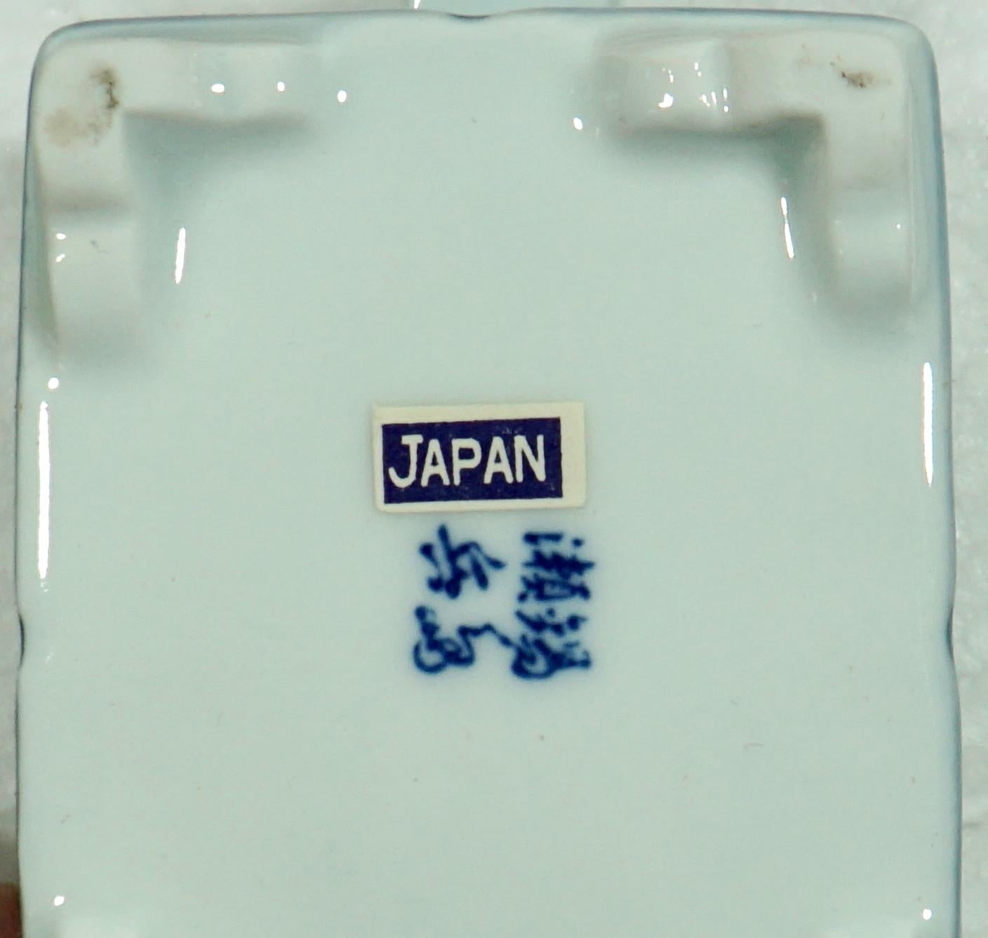 Old Japanese Porcelain Lidded Incense Burner in the Original Box For Sale 8