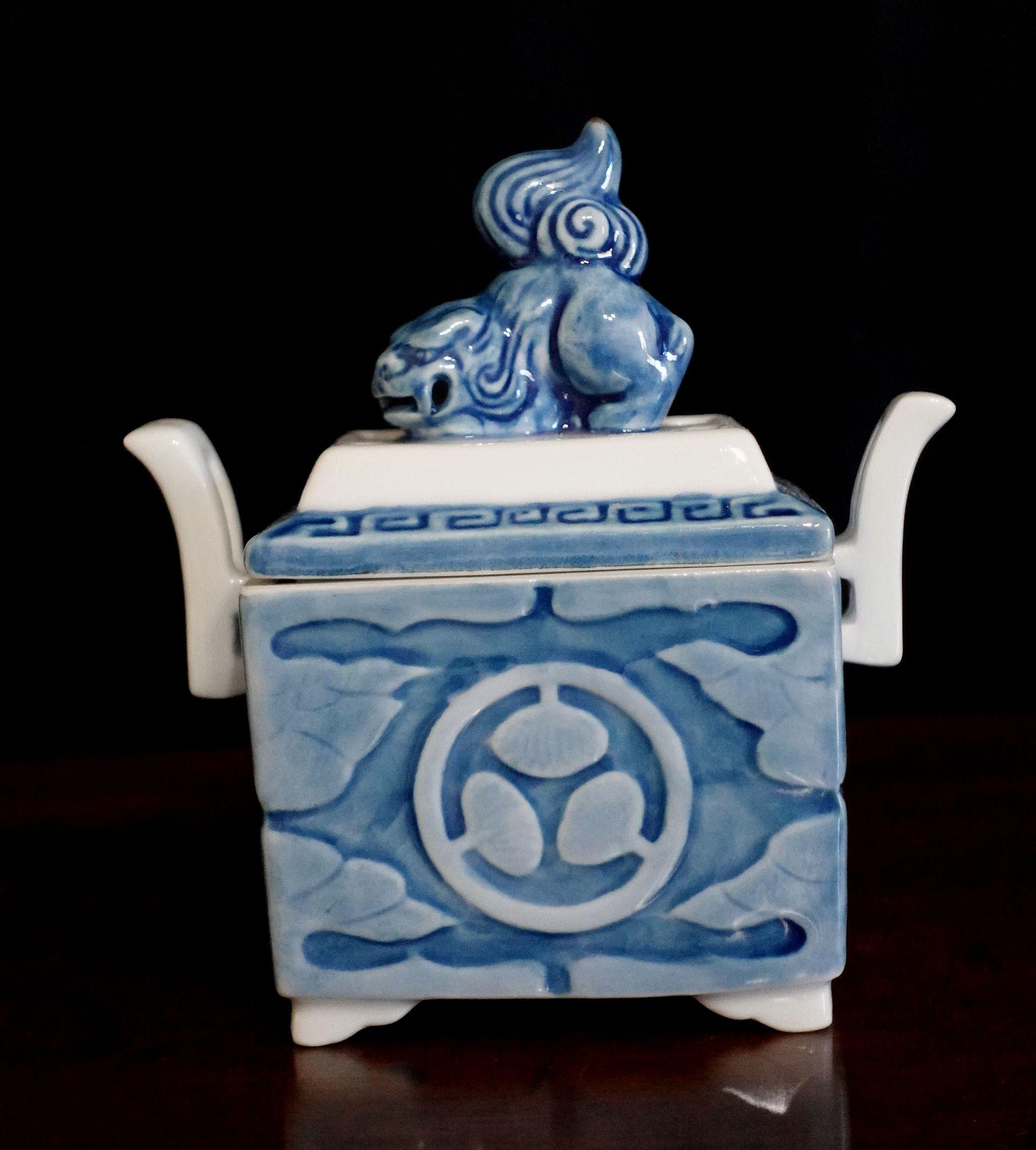 Old Japanese porcelain lidded incense burner in the original box
The lid with the lion, two pierced handles on each side, and four feet at the four corners to stand.
This is an old item from the warehouse and it's still in its original new