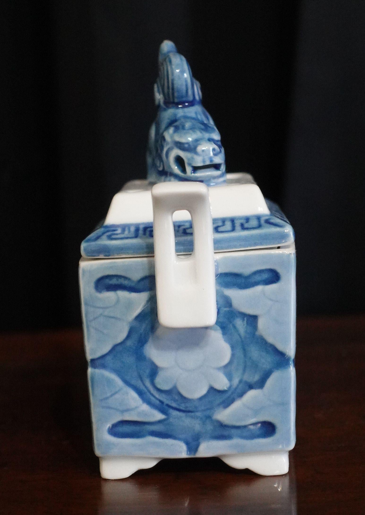 Old Japanese Porcelain Lidded Incense Burner in the Original Box In Excellent Condition For Sale In Norton, MA