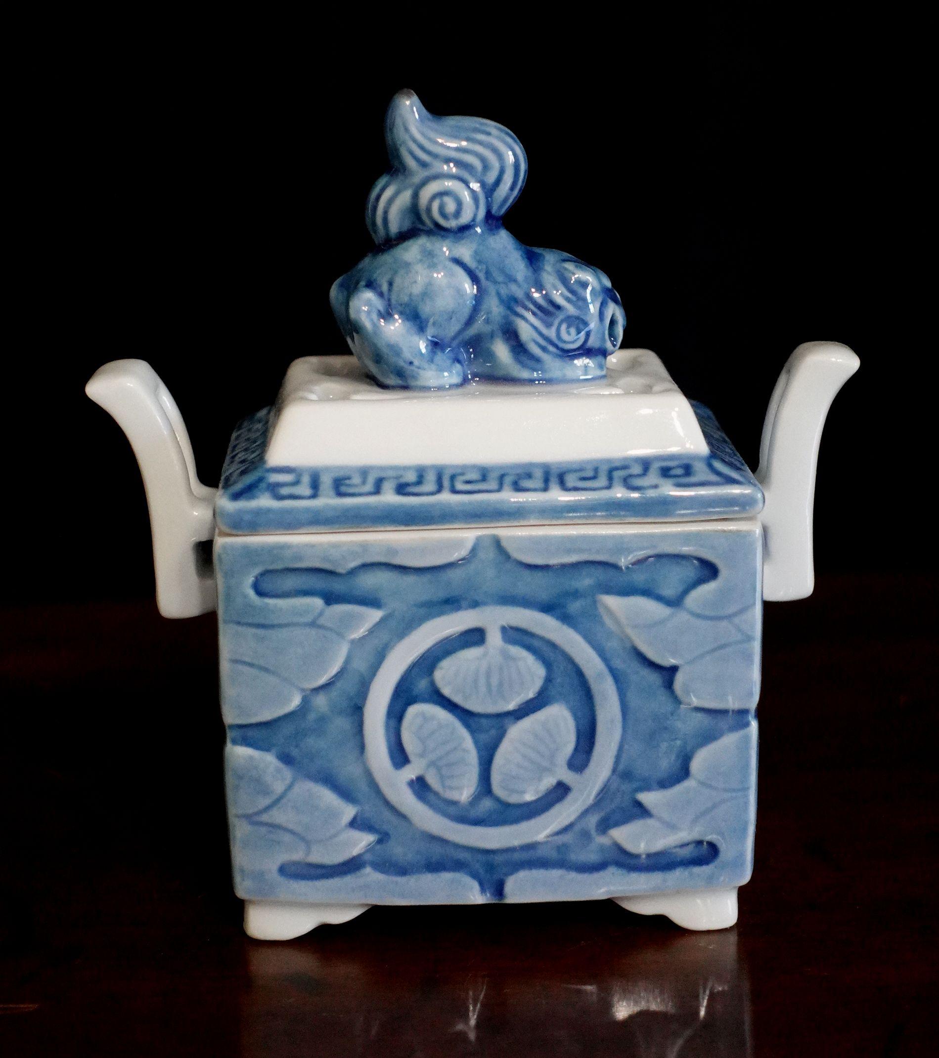 20th Century Old Japanese Porcelain Lidded Incense Burner in the Original Box For Sale