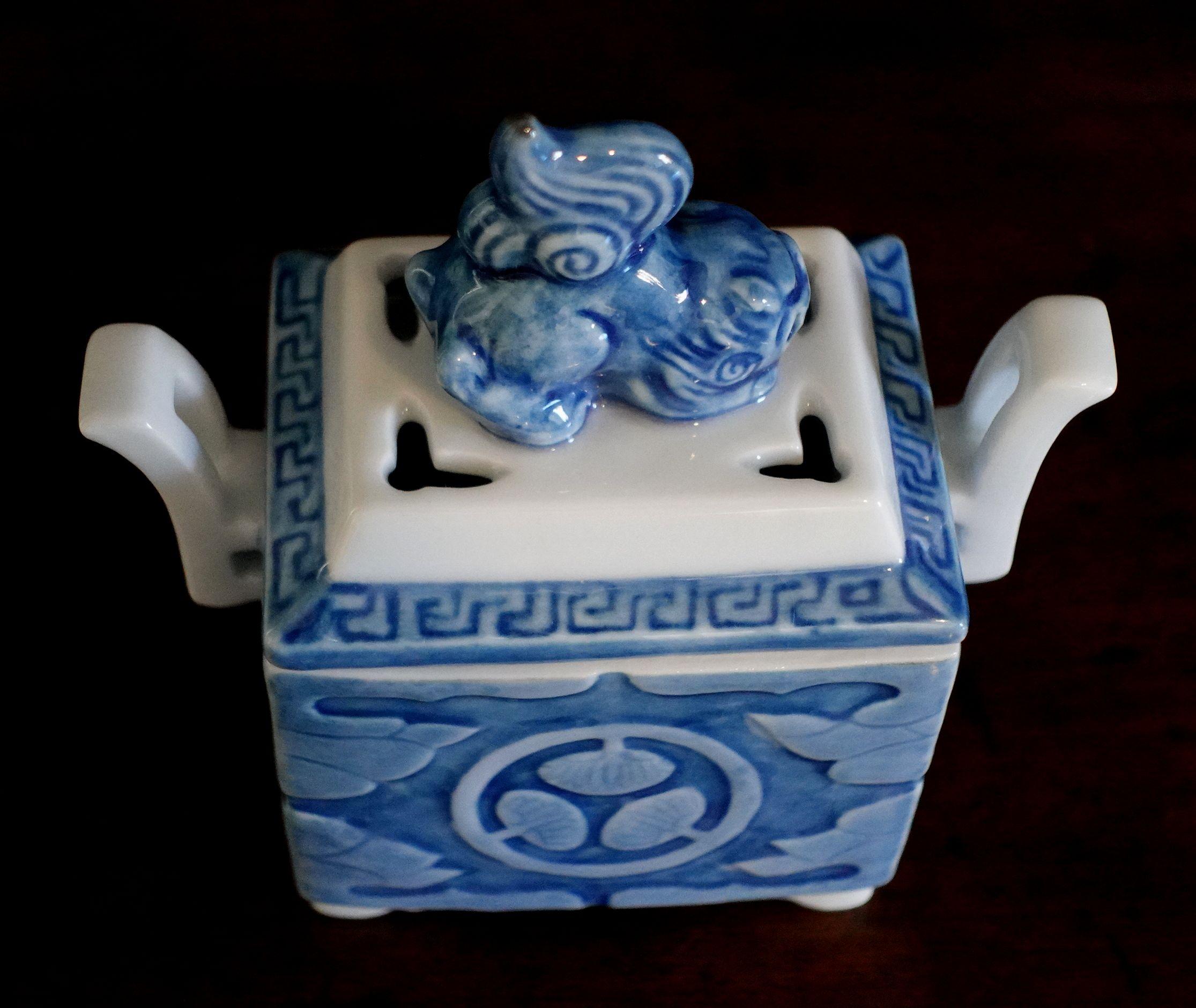 Old Japanese Porcelain Lidded Incense Burner in the Original Box For Sale 1