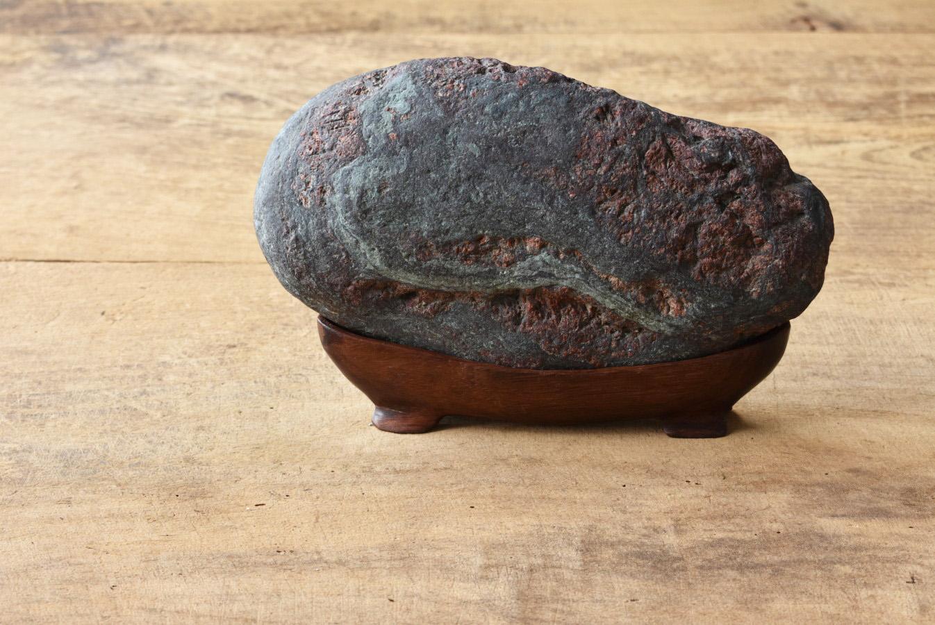 This is a stone mined in Japan. Measure: w 22cm.
Not only in China but also in Japan from ancient times, rocks in the mountains have been shaved and stones for viewing have been quarried.

Such stones for appreciation are collectively called