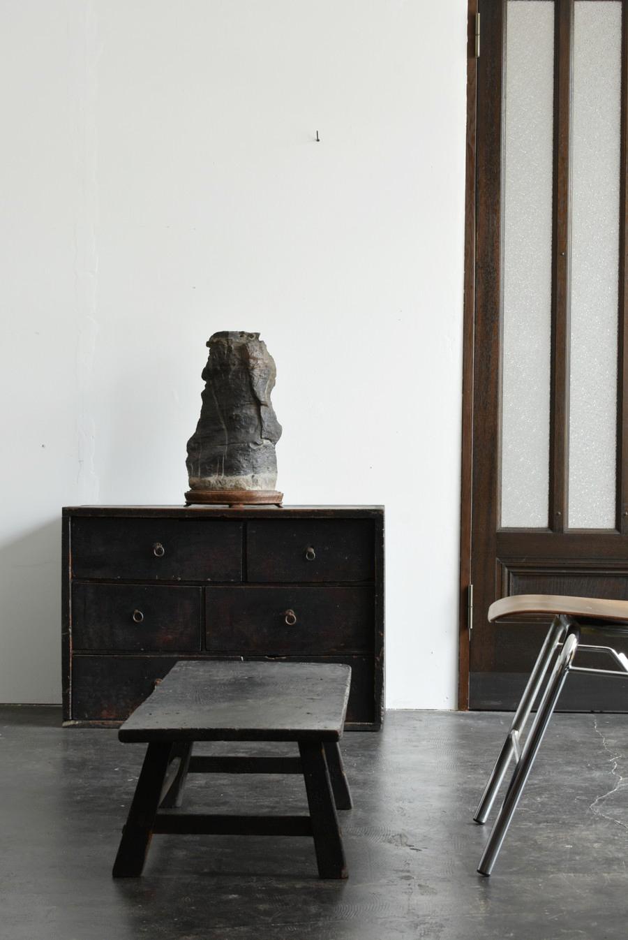 We have a unique Japanese aesthetic sense.
And only we can introduce unique items through our purchasing channels in Japan and the experience we have gained so far, in such a way that no one else can imitate.

This is a stone mined in Japan.
Not