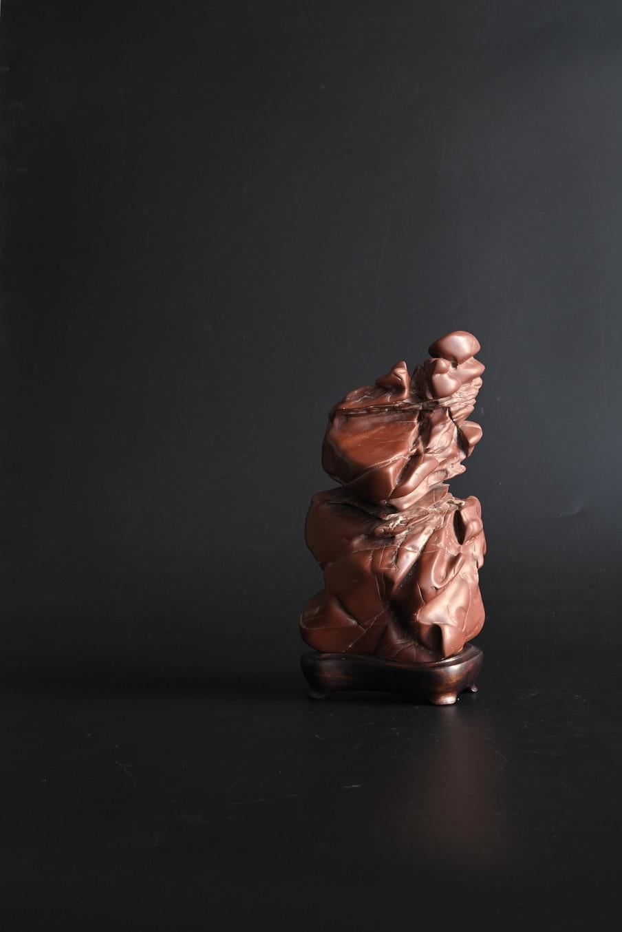 This is an old vermilion suiseki from Japan.
Not only in China but also in Japan, rocks from mountains have been quarried and shaped for appreciation since ancient times.

These decorative stones are collectively known as 