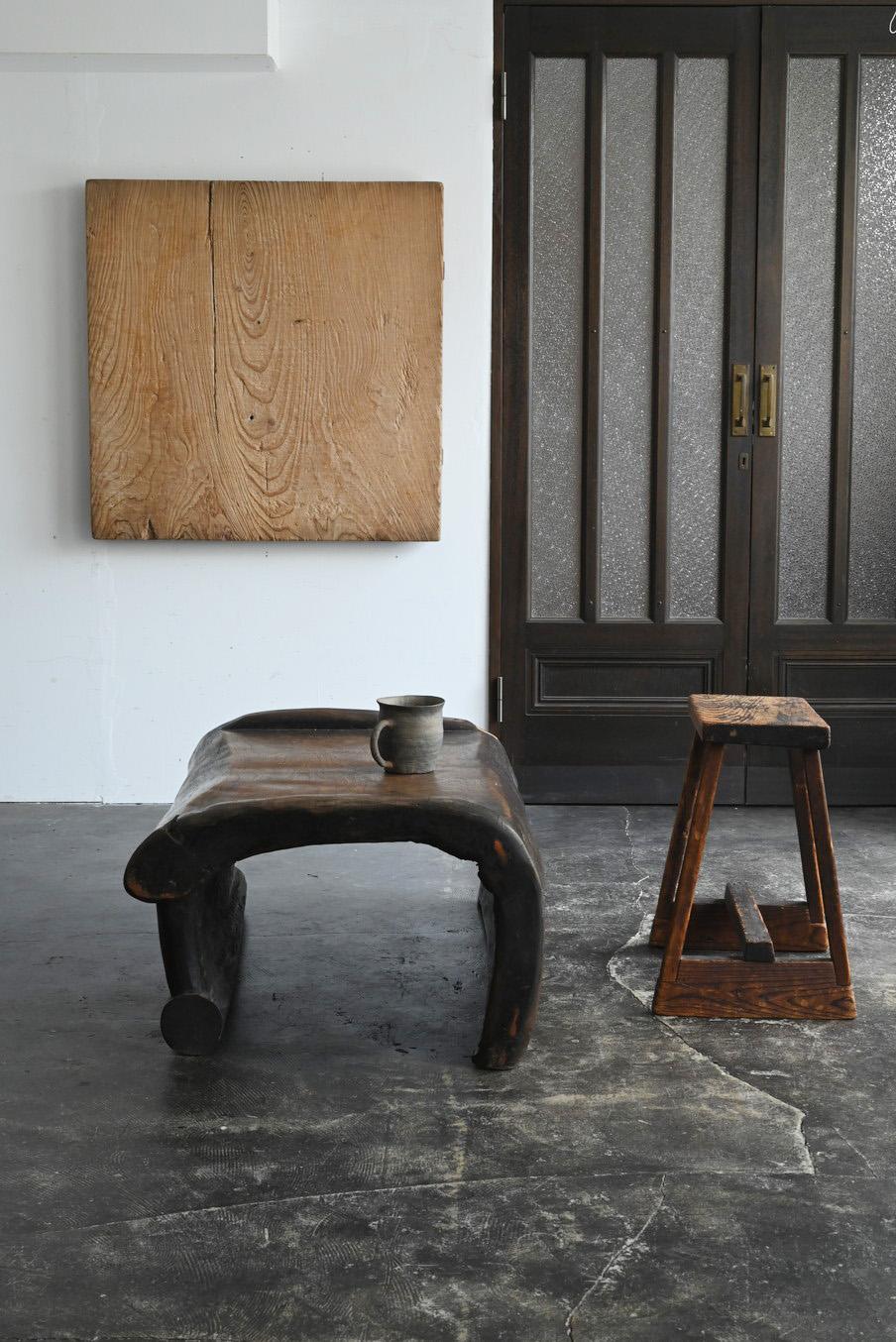 This is an old wooden work board made in Japan between the Meiji and Taisho periods.
It was used by farmers to cut mochi, udon, and soba noodles.
It was probably used on special occasions such as New Year's and when guests were invited, rather than