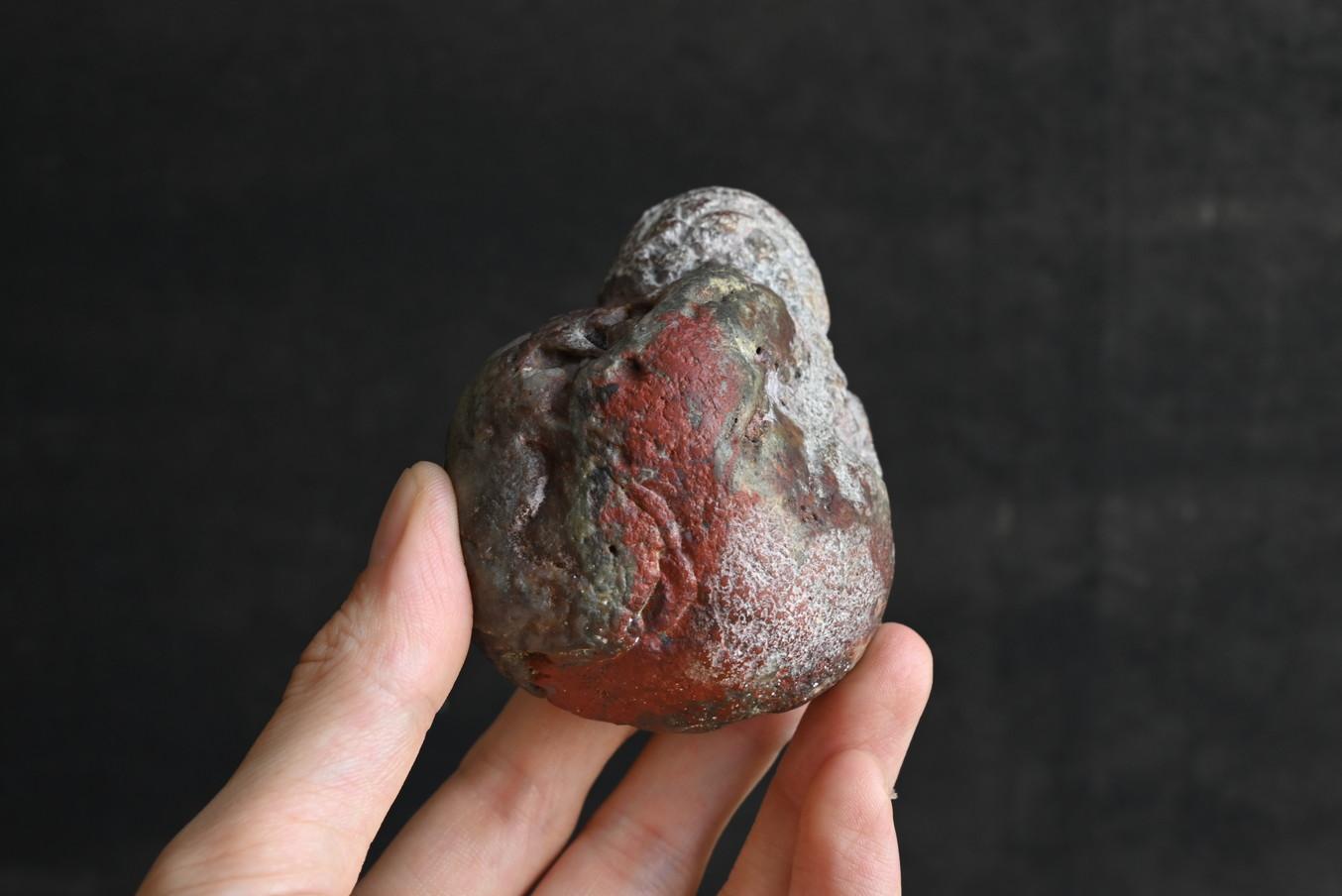 Viene raccolto da fiumi e montagne.
È una pietra naturale e solo la superficie è stata lucidata.
È arrotondato, quindi penso che sia stato probabilmente raccolto da un fiume.

Credo che sia stata estratta perché assomigliava alla forma di una