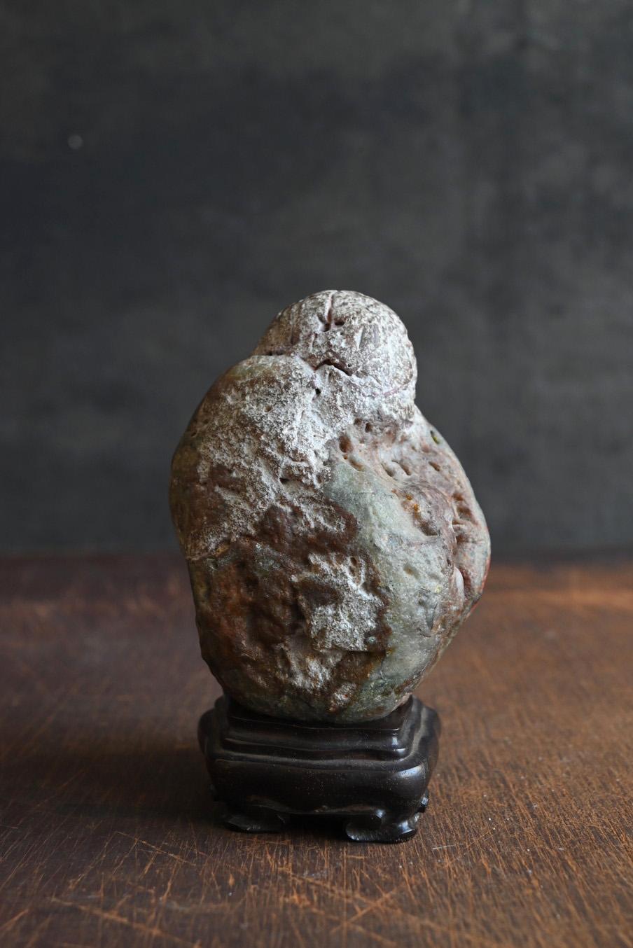 Spazzolato Antica statuetta giapponese in pietra a forma di Daruma / Pietra dello studioso in vendita