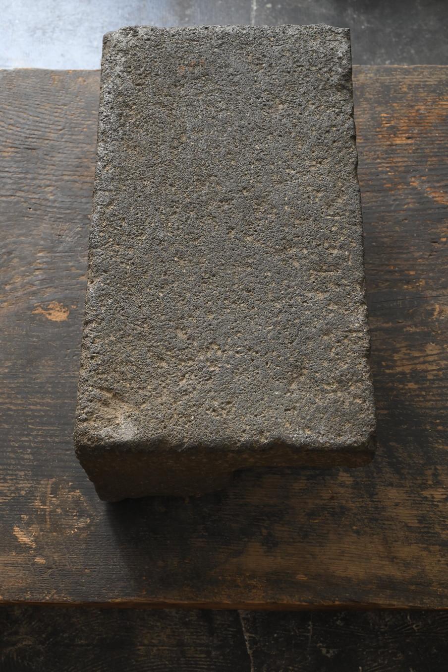 Antiguo expositor japonés de piedra y hormigón/finales del siglo XX/positor de bonsáis en Bueno estado para la venta en Sammu-shi, Chiba