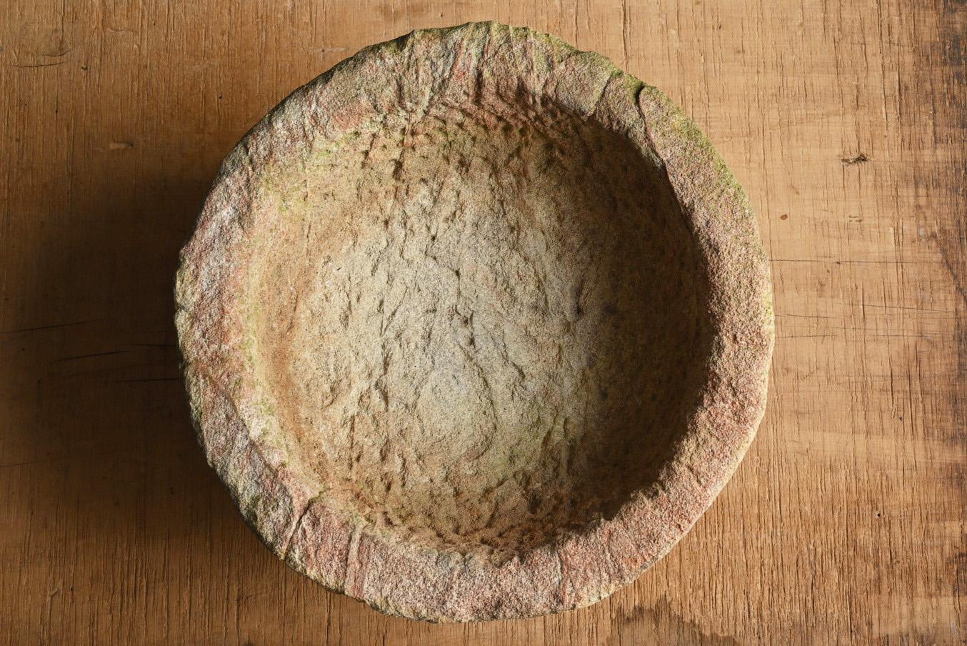 Antica ciotola giapponese in pietra/