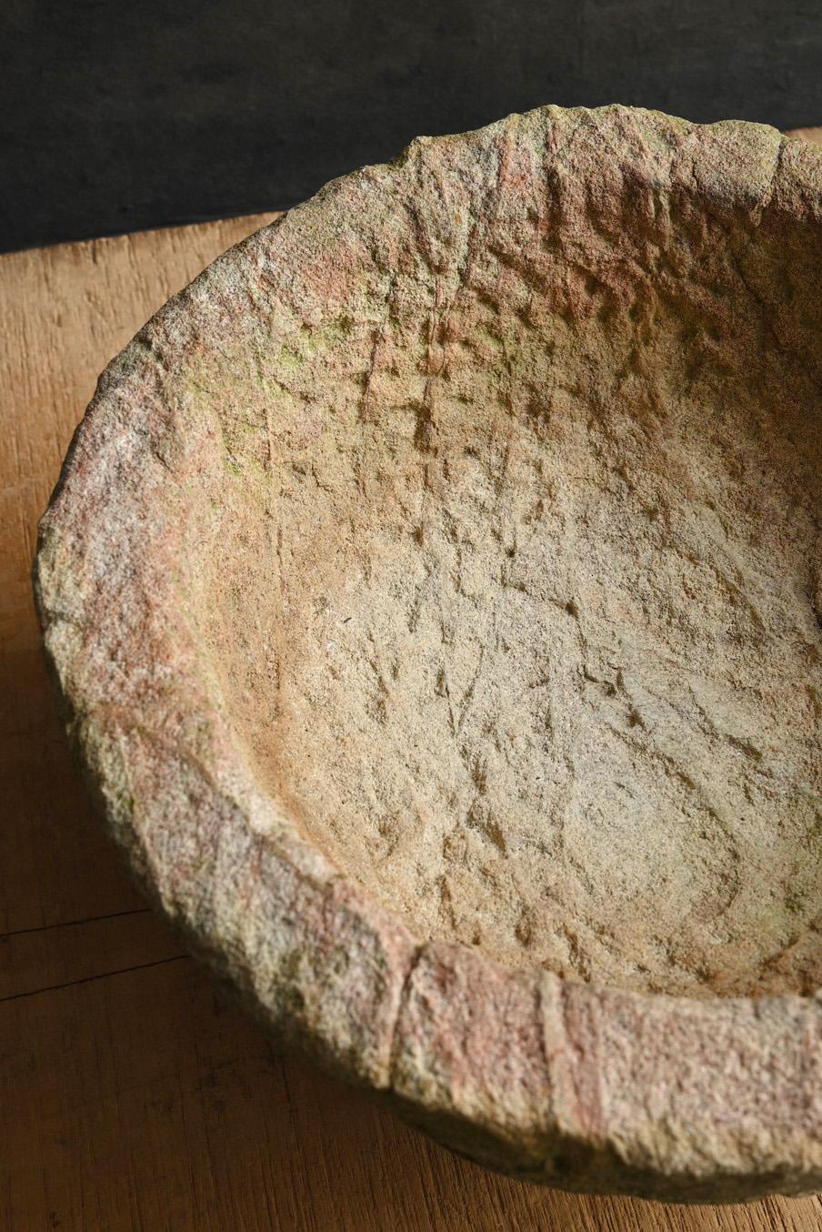 Antica ciotola giapponese in pietra/