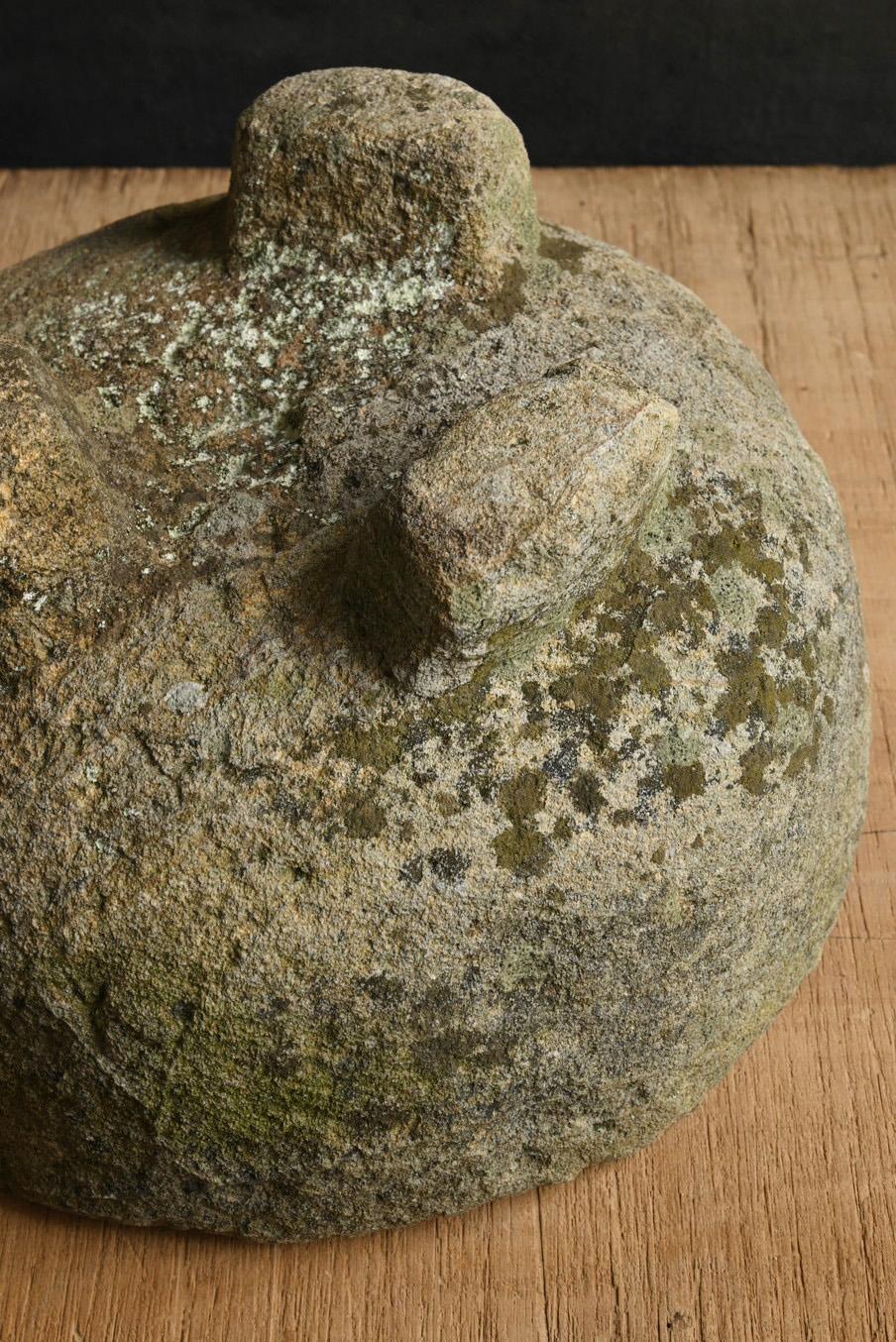 Antica ciotola giapponese in pietra/