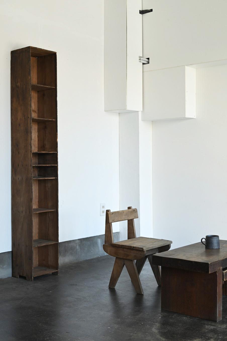 This is a wooden shelf made in Japan around the 20th century.
It was probably used in a shop or the like.
It is made of cedar wood and has a very simple structure.
It is assembled using cedar boards that are only 5mm thick, and the shelves are