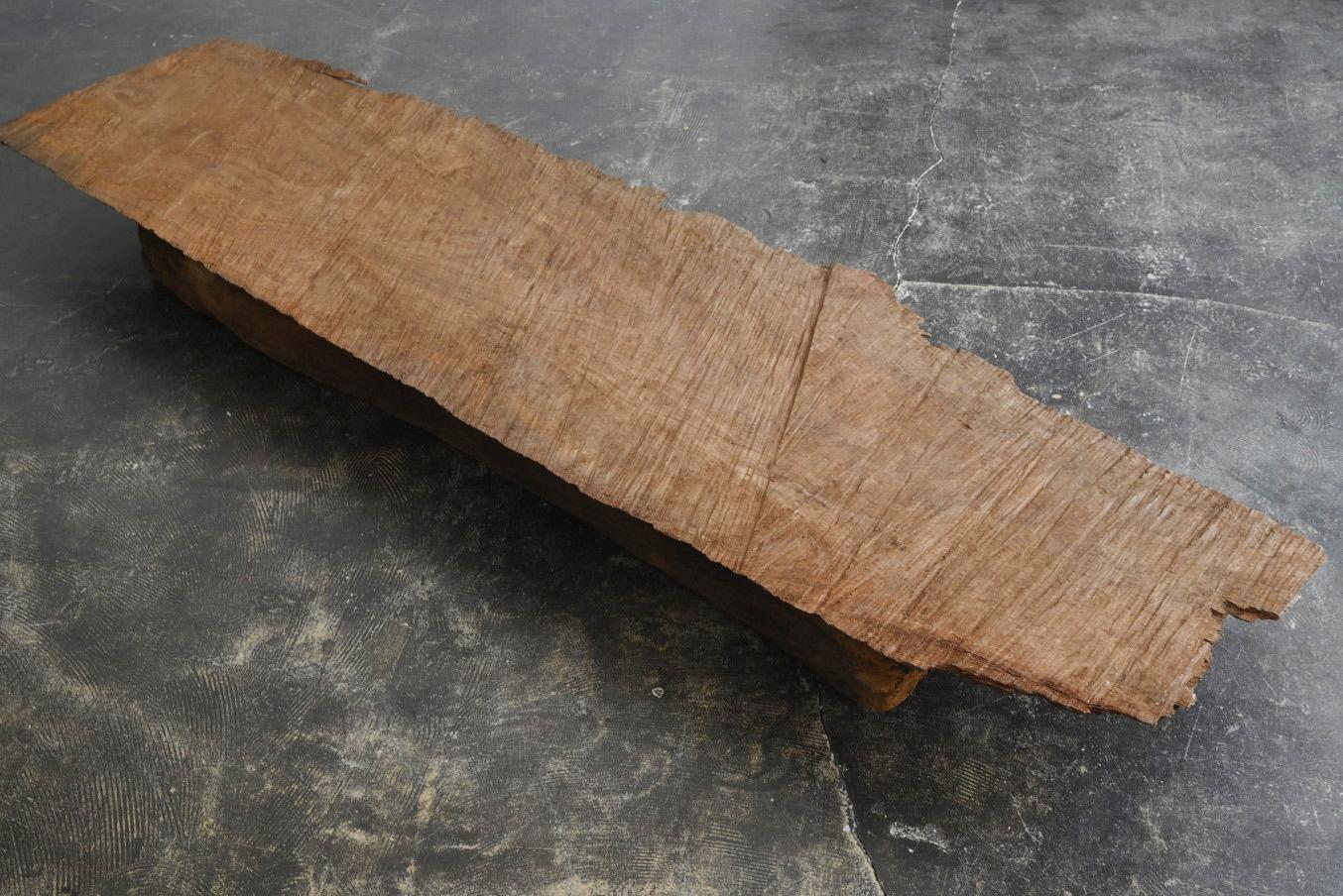 I would like to introduce a very attractive low table.
It is a low table made of old Japanese wood.

The top panel has been roughly shaved and carved with countless chisel marks.
The wood is made of hard woods like zelkova, chestnut, and oak.
A top