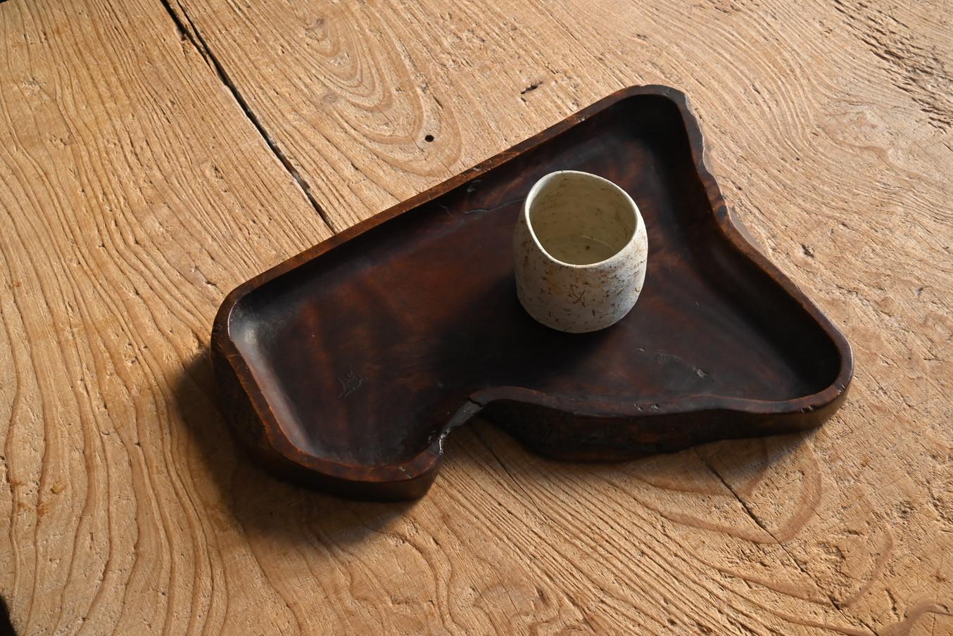 Dies ist ein Holztablett, das in Japan zwischen der Taisho- und der frühen Showa-Zeit hergestellt wurde.
Auf Japanisch heißt das 