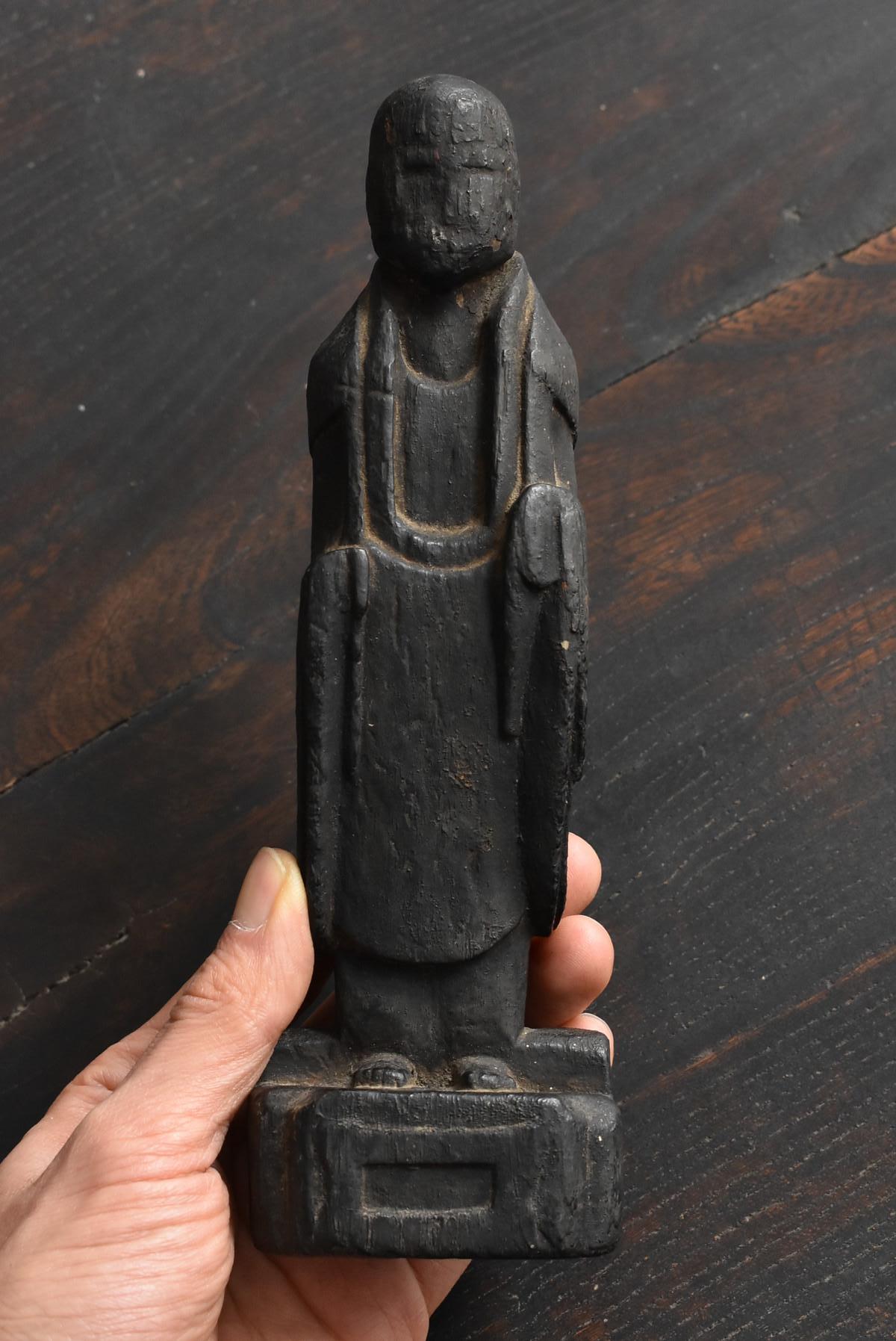 We Japanese introduce unique items with unique aesthetics, purchasing routes, and ways that no one can imitate.

It is a wood carving Buddha of the Edo period in Japan.

It has a very simple sculpture and a gentle atmosphere.
I think this was