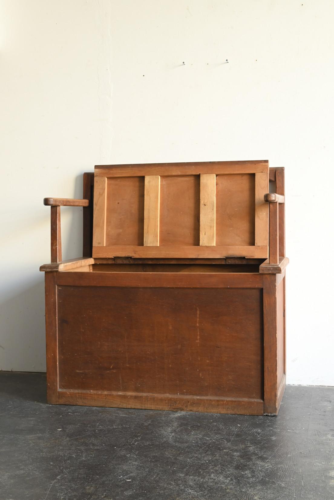 Travail du bois Ancien banc japonais en bois/chaise en bois avec rangement/époque Shoha en vente