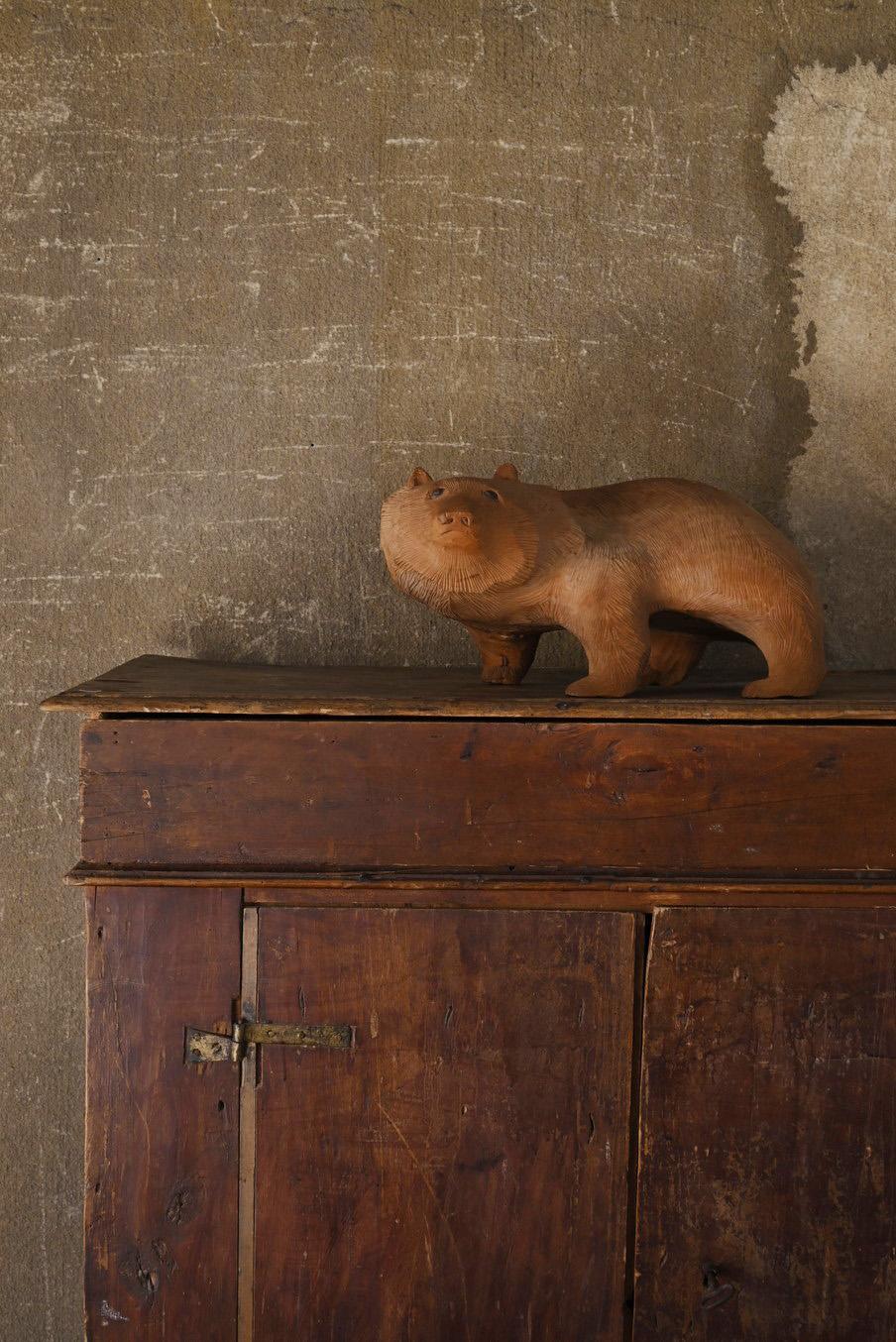 Se trata de un oso de madera, probablemente fabricado durante la era Showa en Japón.
La industria de tallar osos de madera en Hokkaido comenzó a desarrollarse alrededor de la era Taisho como souvenirs.
Durante los fríos meses de invierno, cuando el