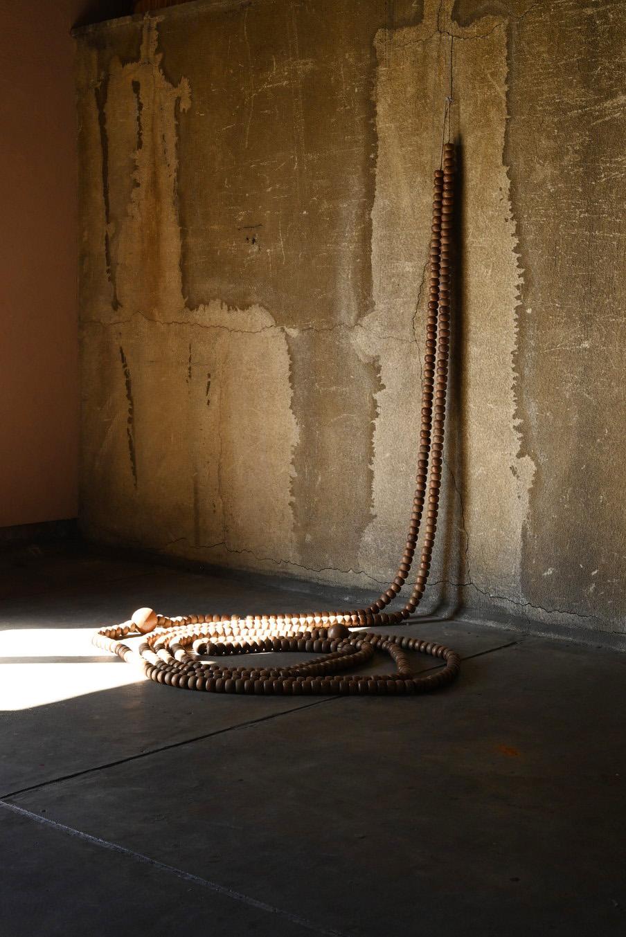 This is one of the Buddhist prayer beads called Hyakumanben (meaning a million times).
As the name suggests, this is made for the purpose of chanting the Nembutsu 1,000,000 times.
It is said to have started in the 14th century during the Kamakura