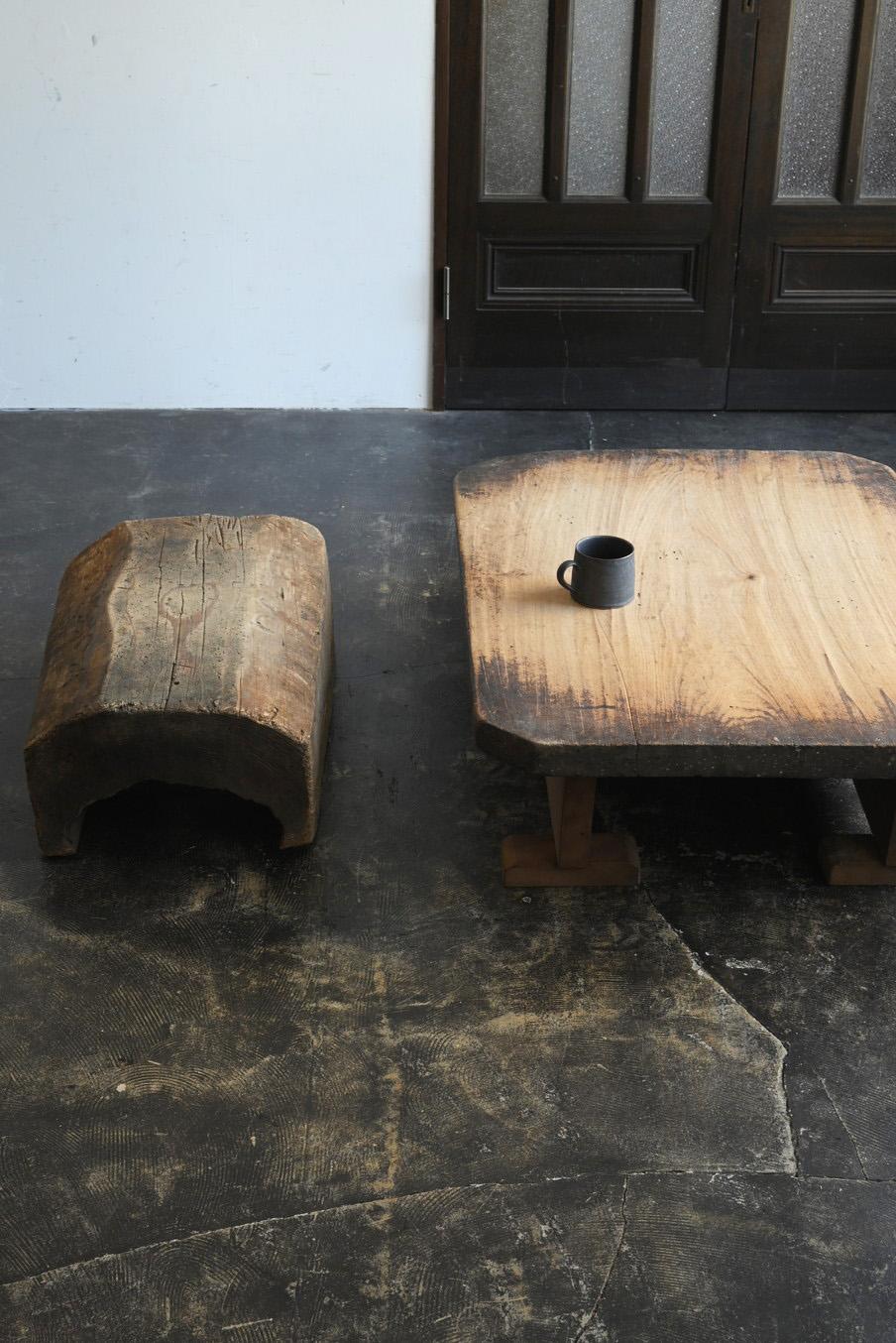 Here is the revised version. Please translate this into English.  
This is a charming antique wooden tool that is believed to have been used as a workbench or chair by Japanese craftsmen around the 20th century.  
The cross-section, which shows the