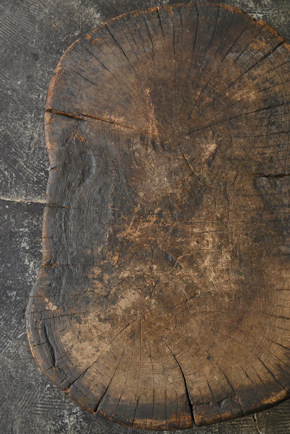 Vecchio sgabello basso giapponese in legno / epoca Showa / espositore Wabi-Sabi in vendita 4