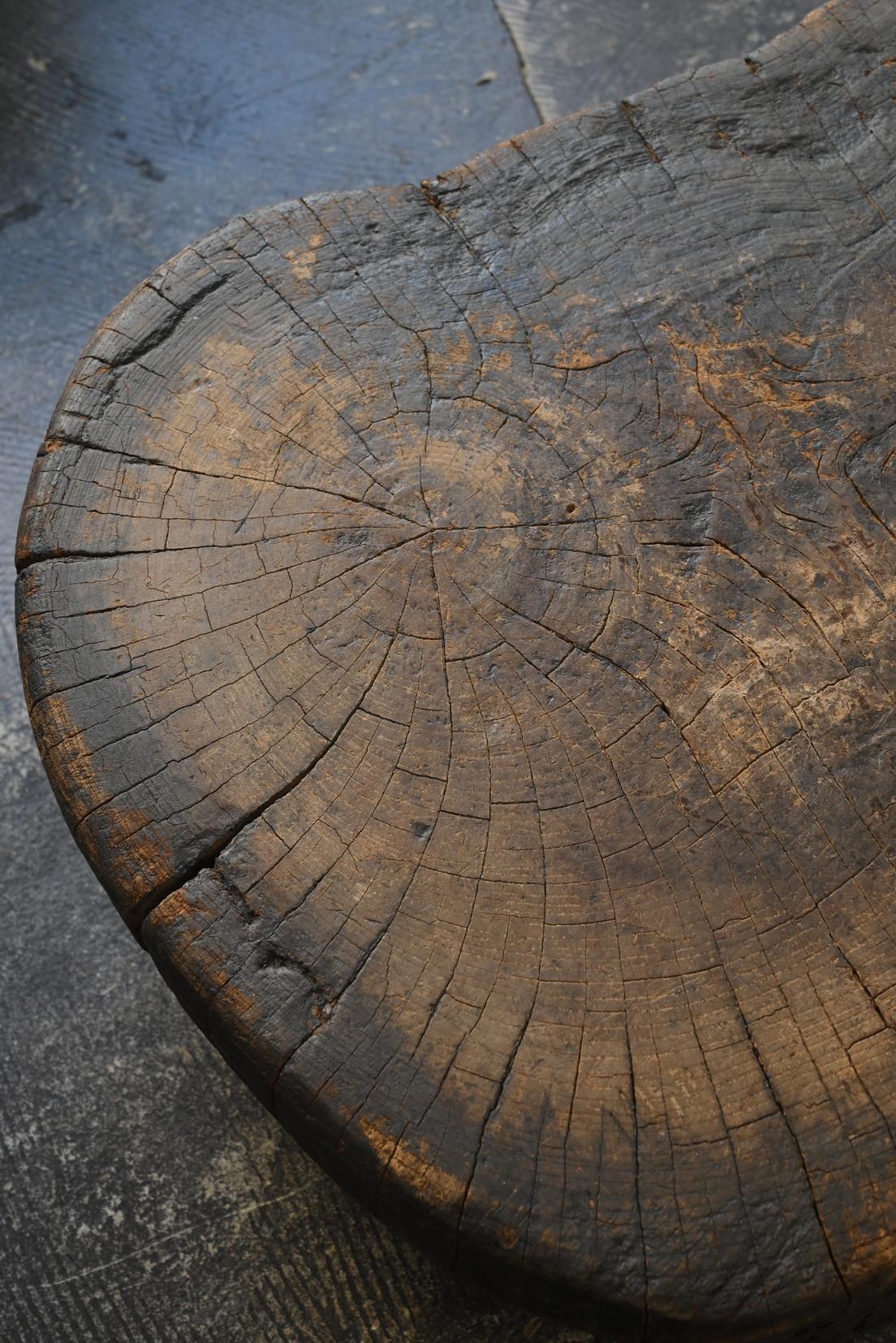 Vecchio sgabello basso giapponese in legno / epoca Showa / espositore Wabi-Sabi in vendita 5