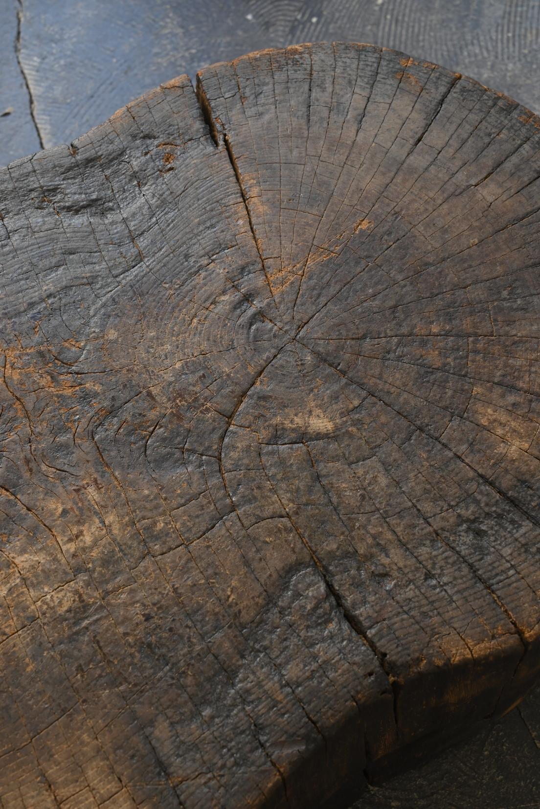 Vecchio sgabello basso giapponese in legno / epoca Showa / espositore Wabi-Sabi in vendita 6