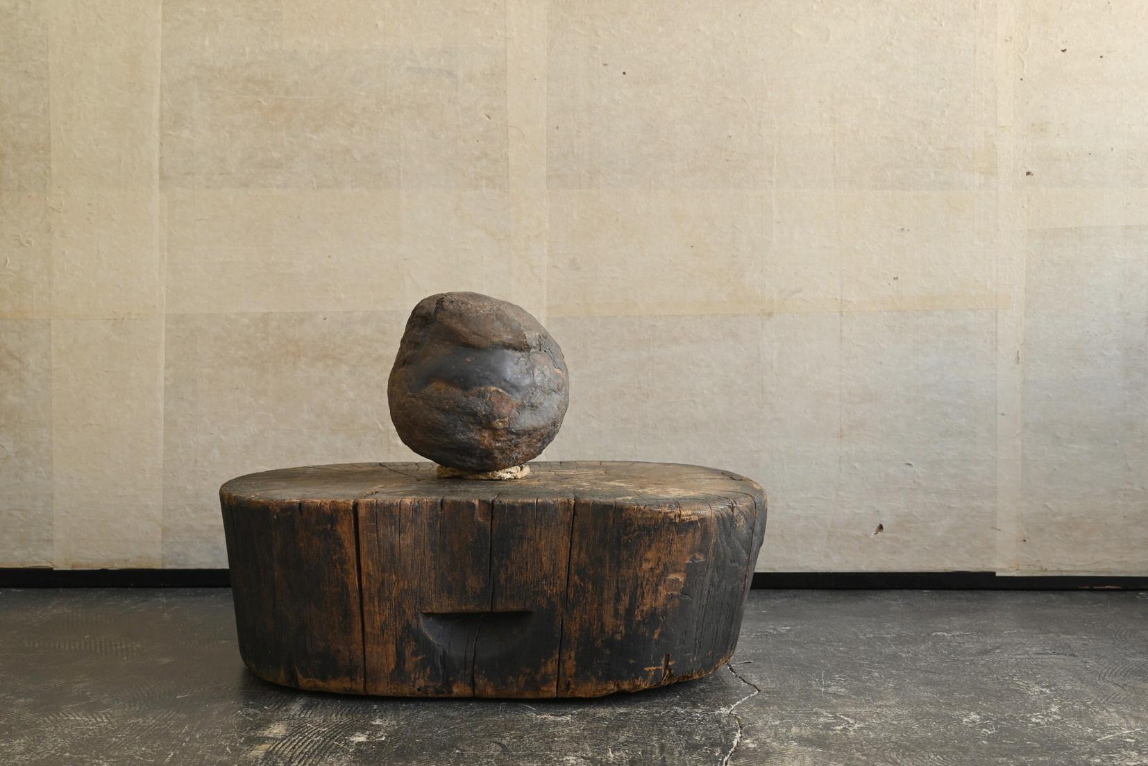 Vecchio sgabello basso giapponese in legno / epoca Showa / espositore Wabi-Sabi in vendita 12