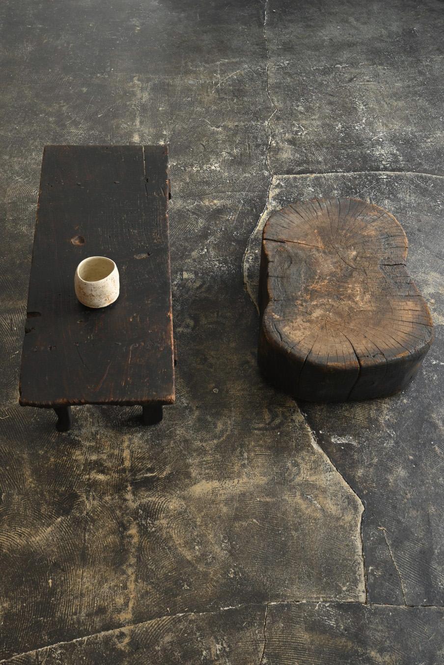 Ti presentiamo un banco da lavoro basso in legno, realizzato in Giappone all'inizio e alla metà del periodo Showa, che emana un'eleganza semplice e sincera.
Il legno, probabilmente zelkova, ha sviluppato un profondo marrone scuro nel corso degli