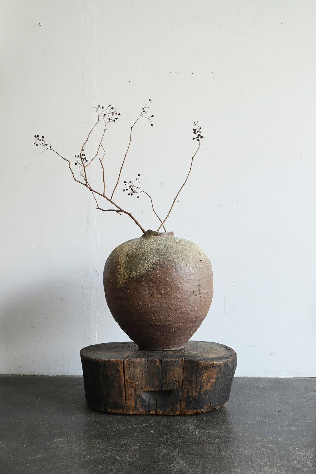 Intagliato a mano Vecchio sgabello basso giapponese in legno / epoca Showa / espositore Wabi-Sabi in vendita