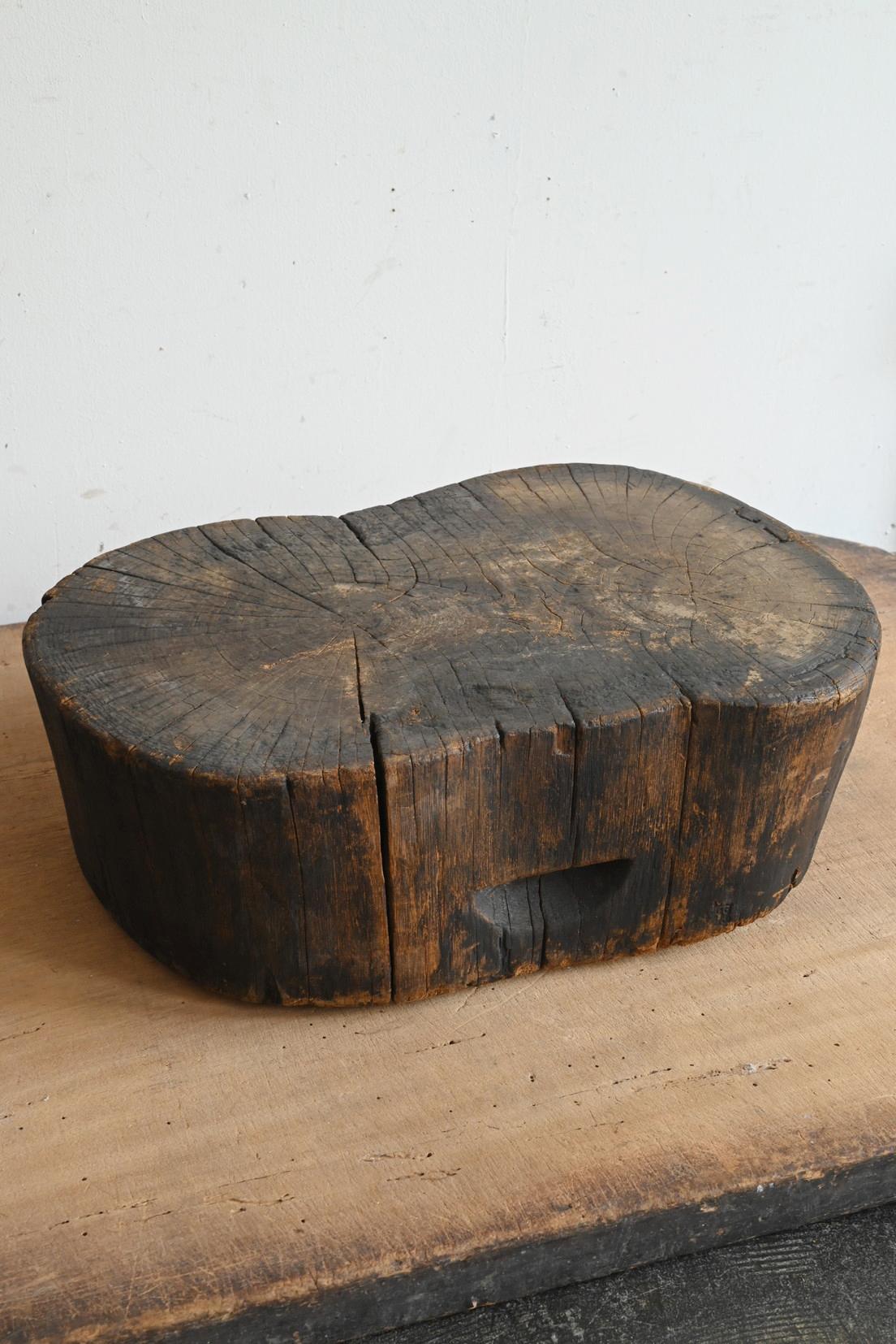 XX secolo Vecchio sgabello basso giapponese in legno / epoca Showa / espositore Wabi-Sabi in vendita