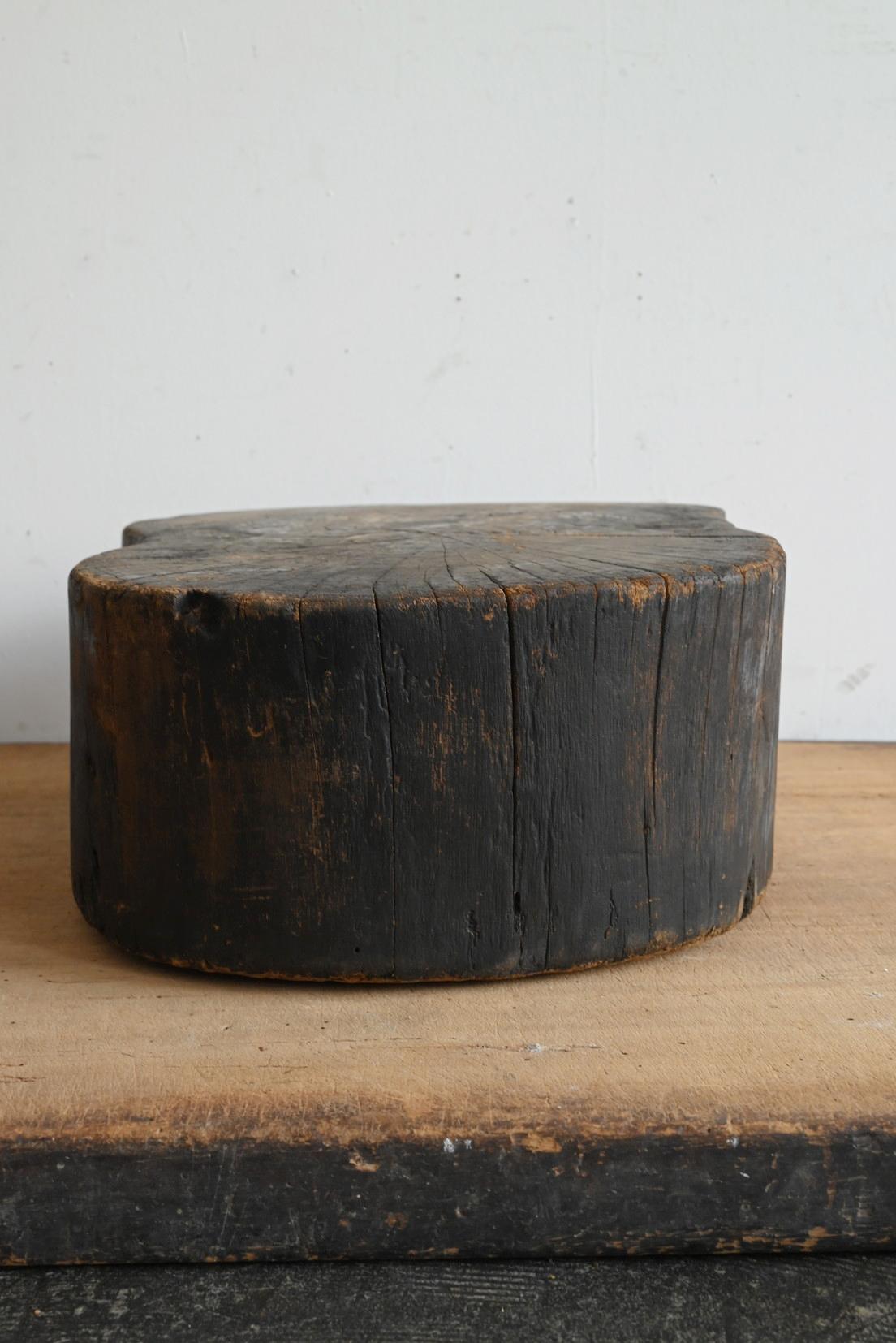 Legno Vecchio sgabello basso giapponese in legno / epoca Showa / espositore Wabi-Sabi in vendita