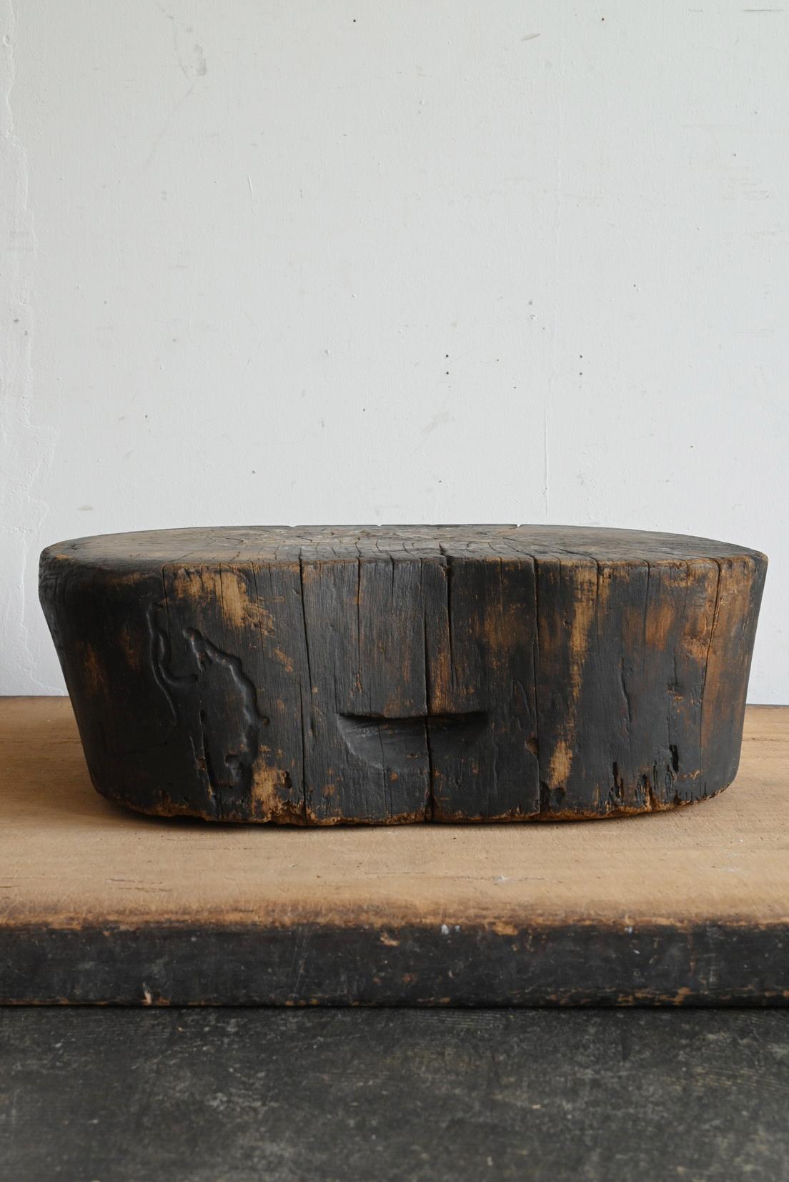 Vecchio sgabello basso giapponese in legno / epoca Showa / espositore Wabi-Sabi in vendita 1