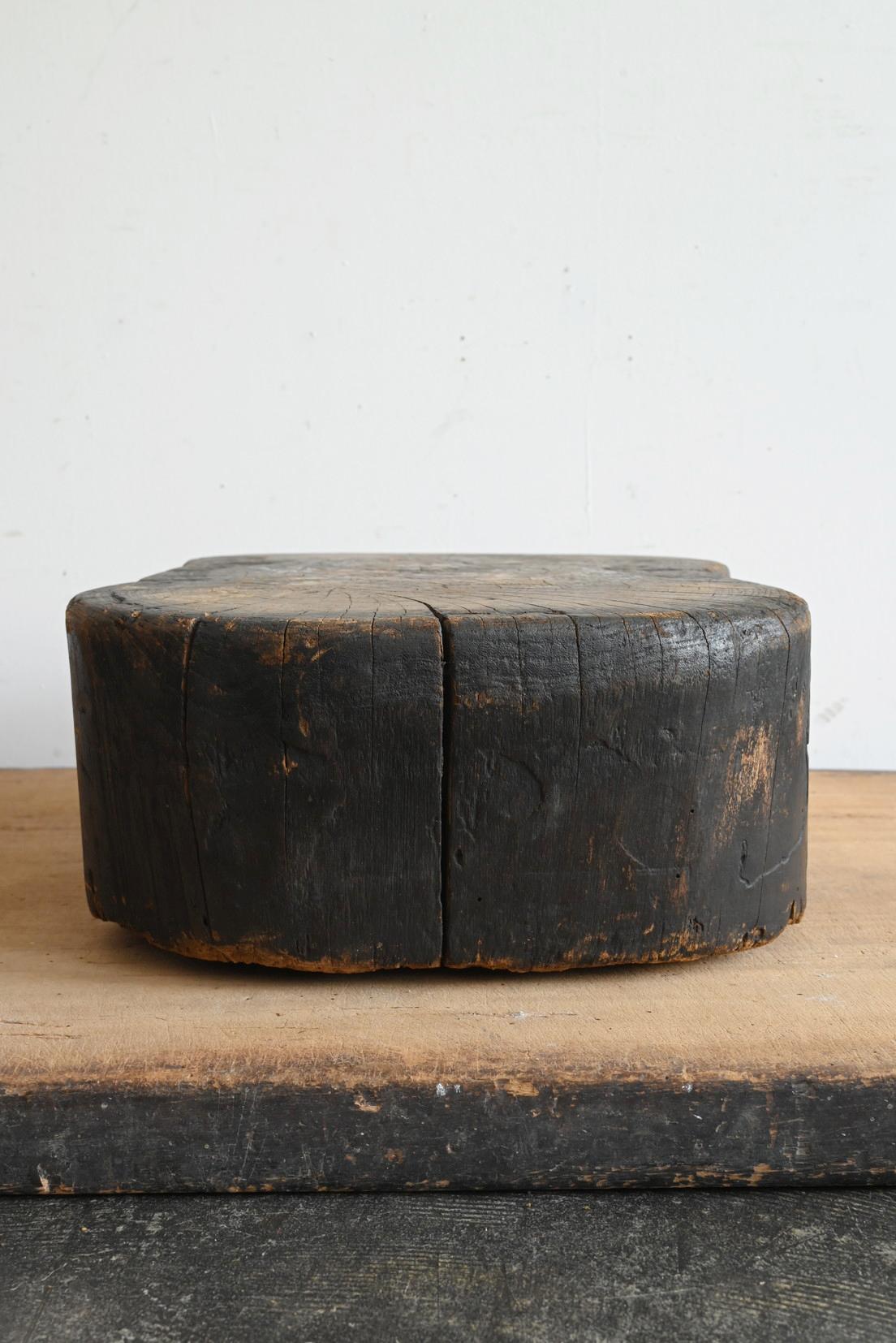 Vecchio sgabello basso giapponese in legno / epoca Showa / espositore Wabi-Sabi in vendita 2