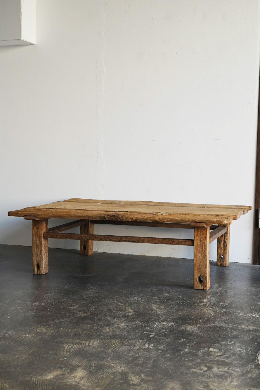 Altes japanischer niedriger Holztisch / 20. Jahrhundert / Mitteltisch / Wabi-sabi-Tisch (Holzarbeit) im Angebot