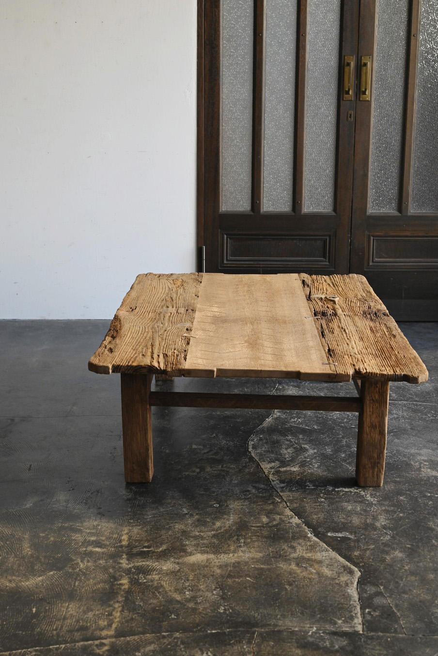 Altes japanischer niedriger Holztisch / 20. Jahrhundert / Mitteltisch / Wabi-sabi-Tisch (Zedernholz) im Angebot