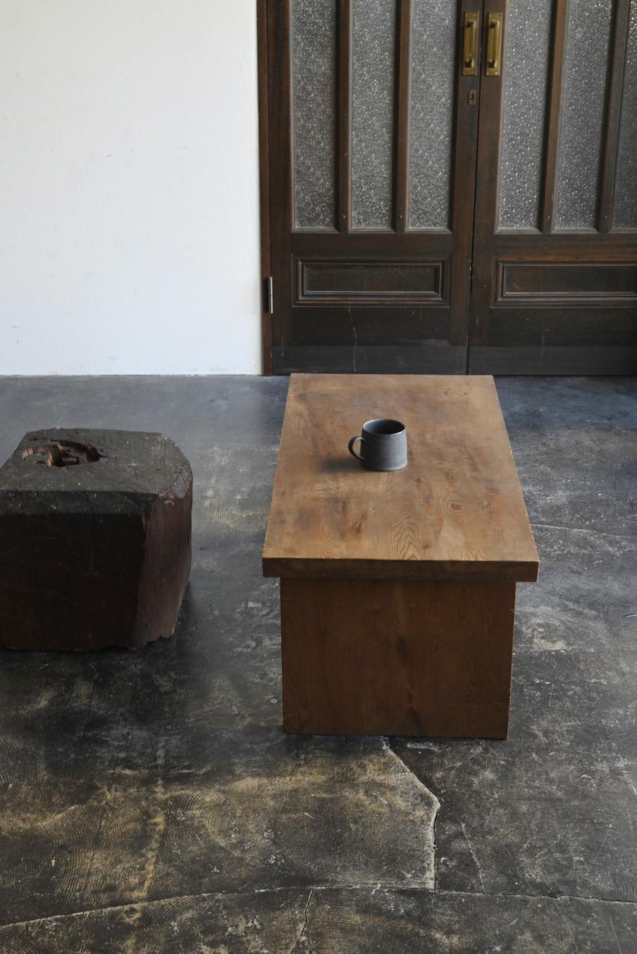 Dies ist ein alter japanischer Holztisch.
Das Holz ist wahrscheinlich Kiefer oder Zypresse.
Er hat ein sehr einfaches Design, aber die Maserung der Tischplatte und der Beine ist wunderschön.
Er ist aus einem einzigen Stück Holz gefertigt, was ihm