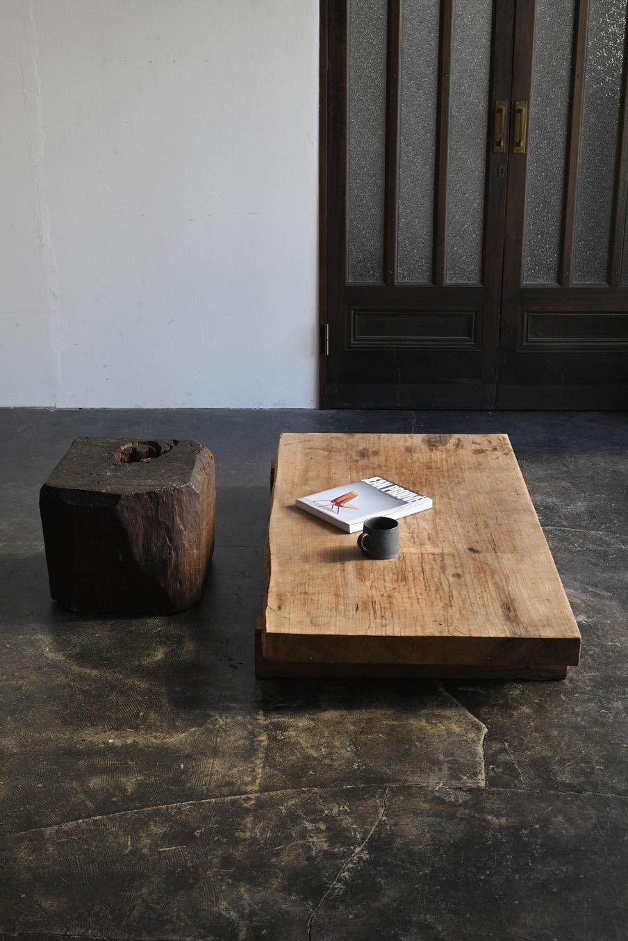 Il s'agit d'une ancienne table basse japonaise en bois.
Je pense qu'elle date des époques Taisho à Showa.
Le matériau utilisé est le bois de zelkova.
Le bois de zelkova est utilisé depuis longtemps dans l'architecture et le mobilier japonais. C'est