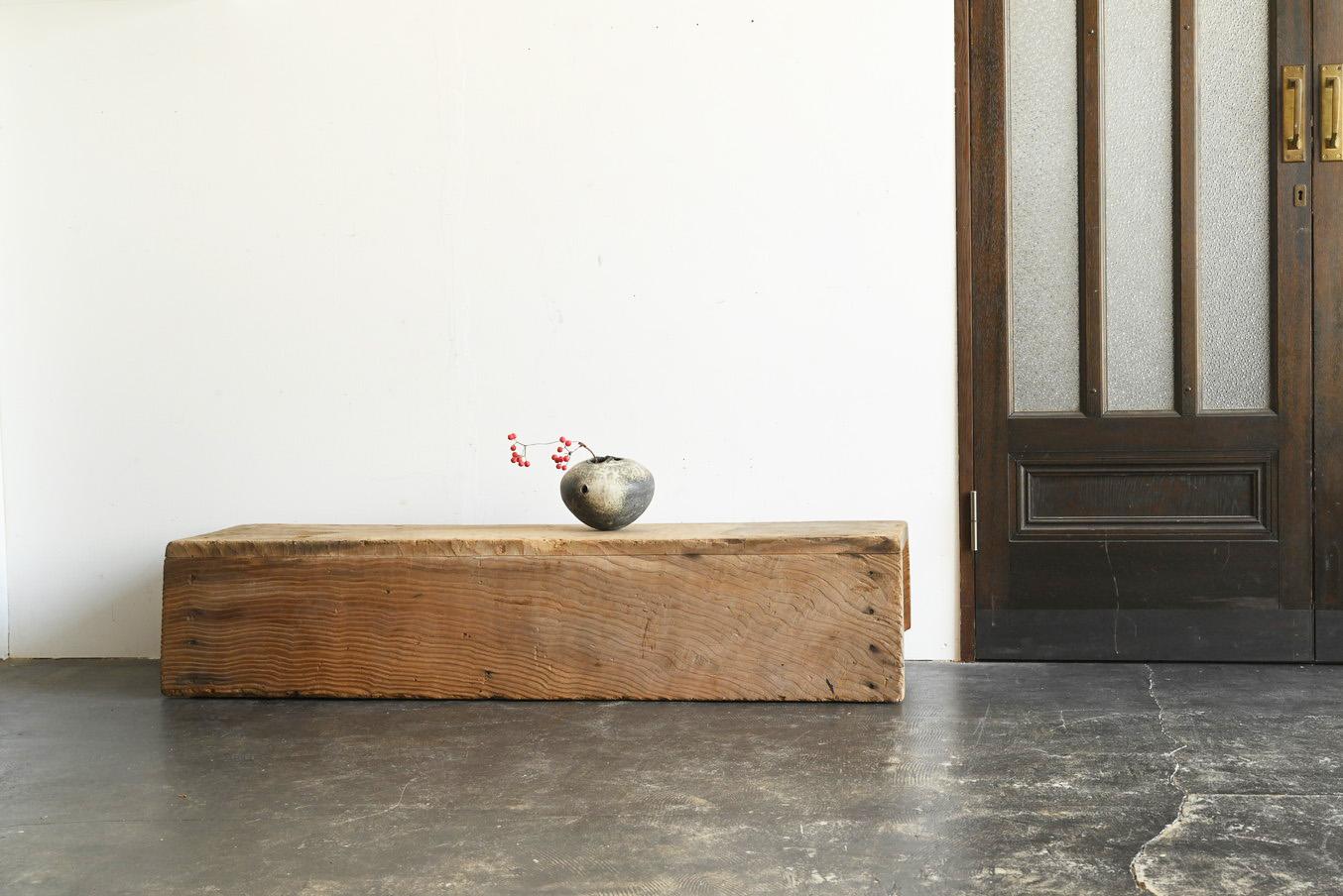 This is an old Japanese wooden feeding trough (kaiba-oke) made around the 20th century. It is crafted from cedar wood, a material well-suited to Japan’s natural climate, and its distinctive wood grain stands out beautifully. Its simple and unadorned
