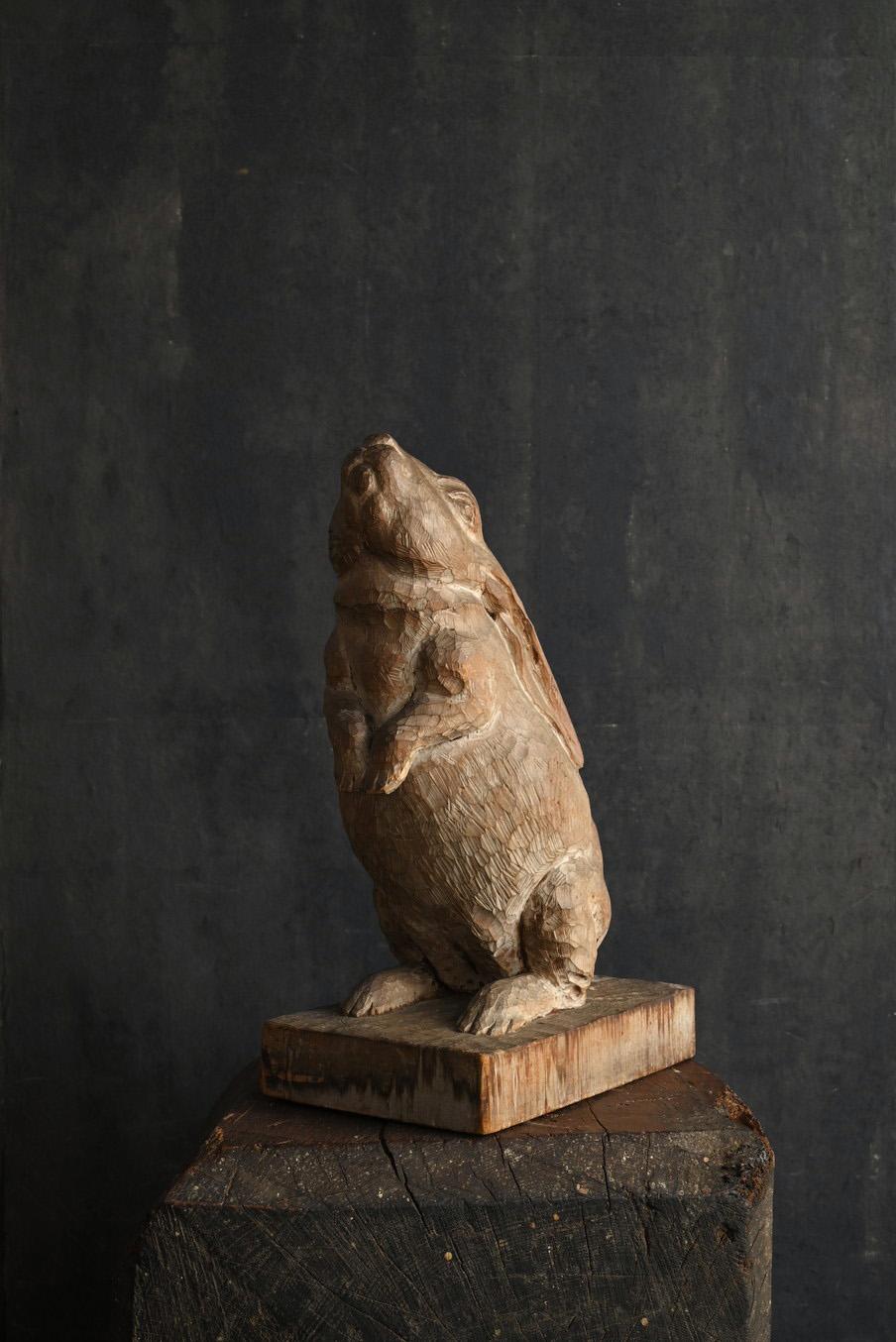 Alte japanische Holzkaninchenfigur/20. Jahrhundert/geschnitztes Tier (Handgeschnitzt) im Angebot