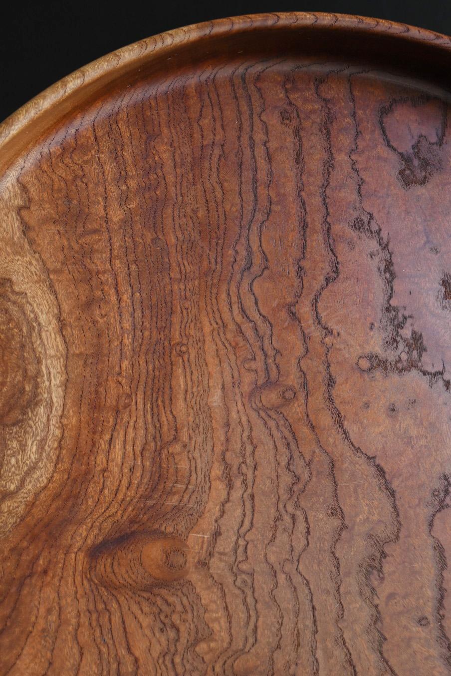 Altes japanisches rundes Holztablett / 20. Jahrhundert / Schönes Tablett mit Holzmaserung im Zustand „Gut“ in Sammu-shi, Chiba