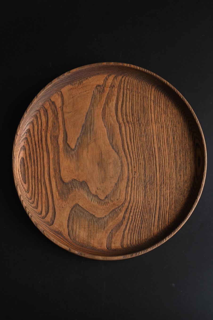 This is an old Japanese wooden round tray.
Many wooden trays like this have been made in Japan since ancient times, and have been used for a wide variety of purposes, such as books for sencha tea, trays for serving Japanese tea, and trays for