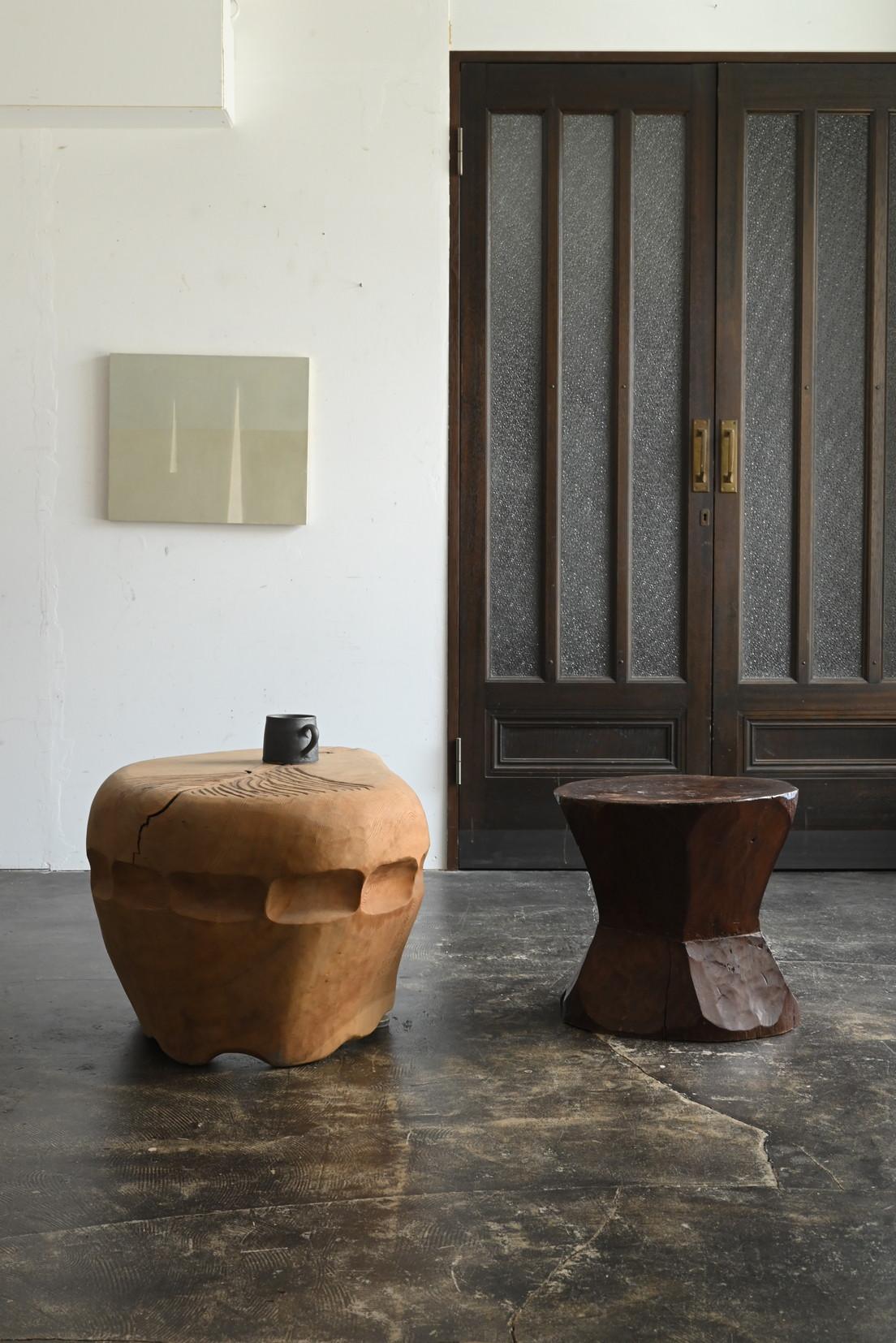 Ce tabouret est fabriqué en bois de zelkova japonais vintage. Utilisé à l'origine comme mortier, le plateau a ensuite été coupé horizontalement et retravaillé pour le transformer en un tabouret pratique. On pense qu'il date de l'ère Taisho et du